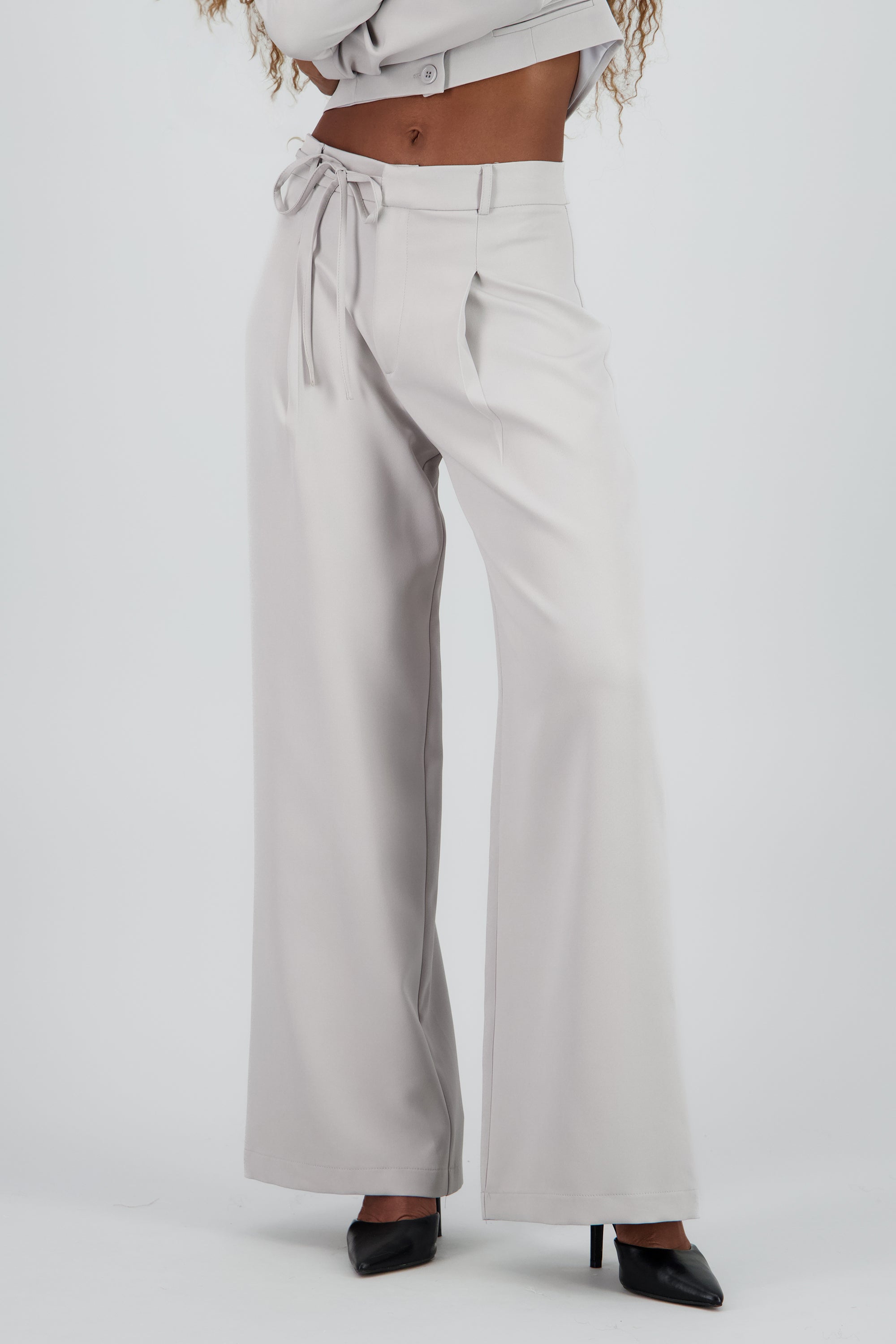 Pantalon amplio detalle laso GRIS