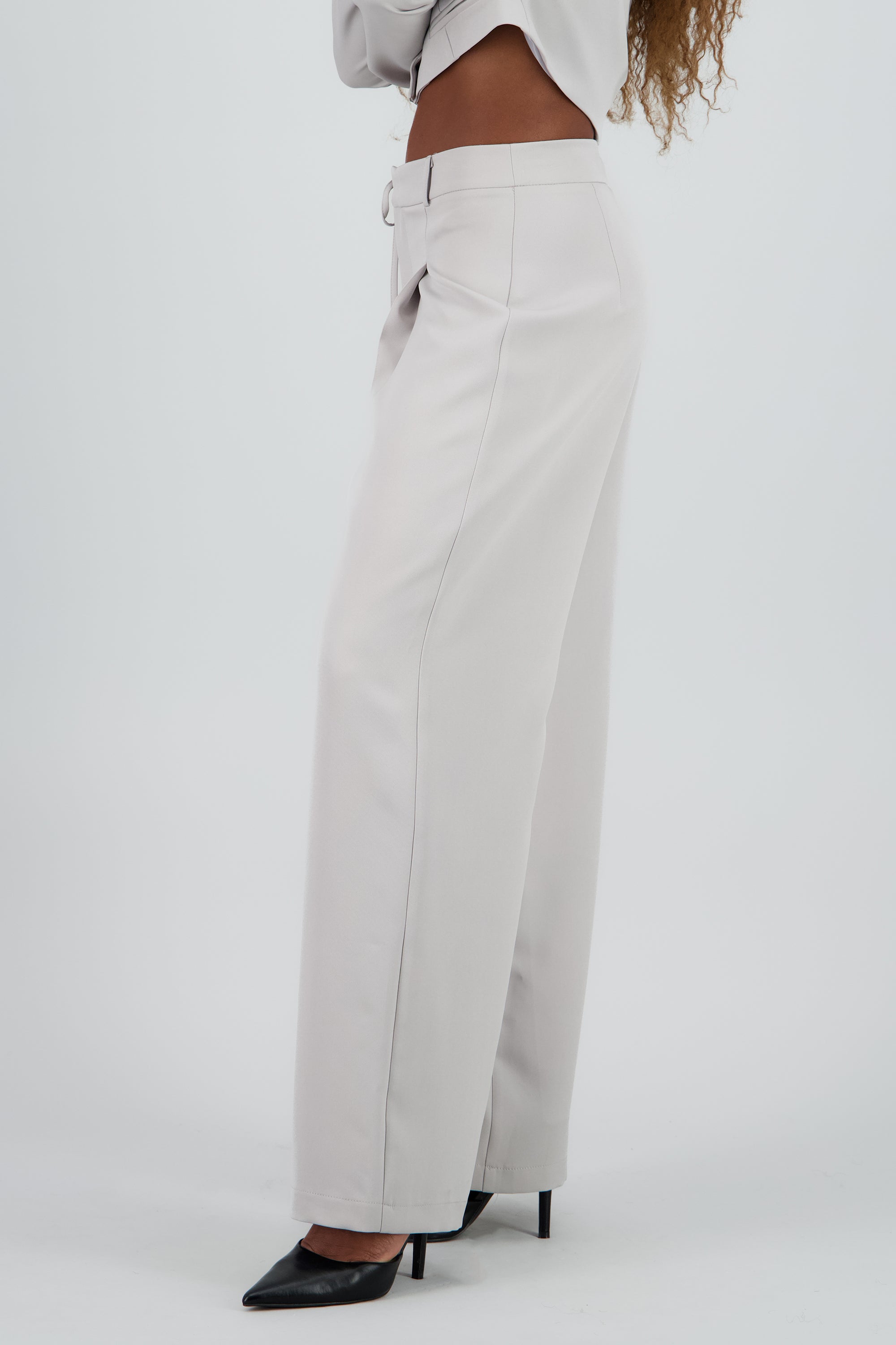 Pantalon amplio detalle laso GRIS