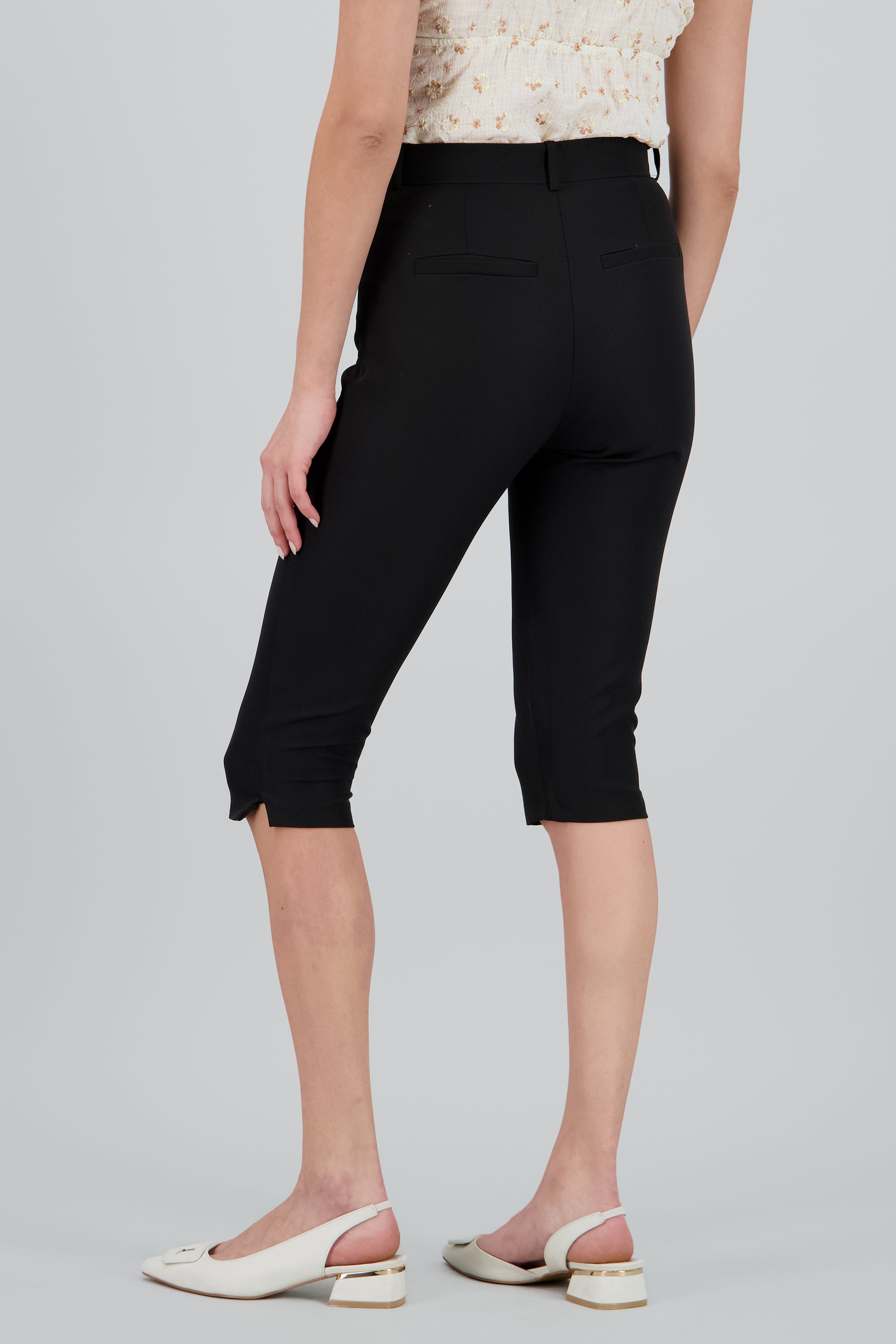 Pantalon capri liso NEGRO