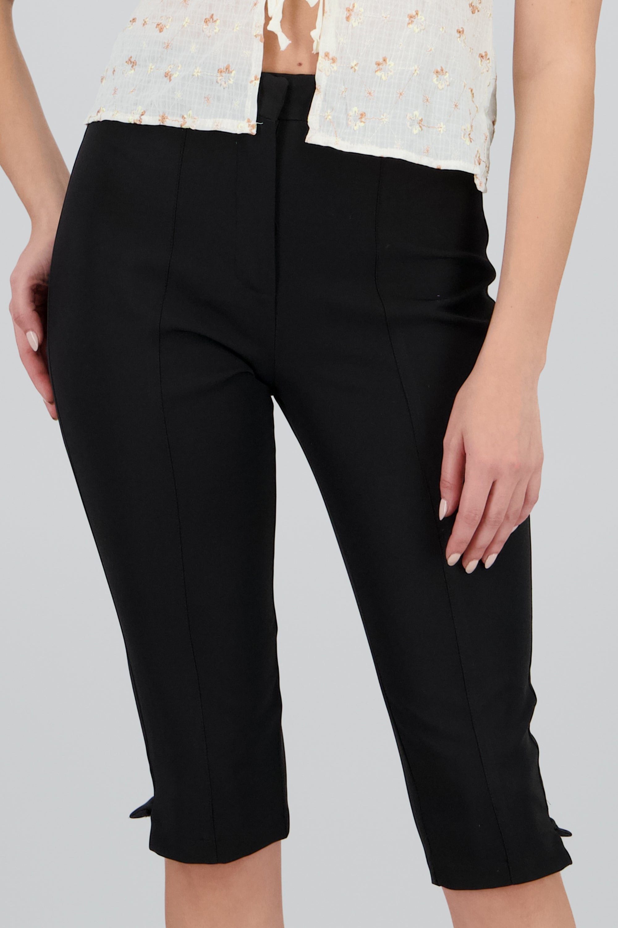 Pantalon capri liso NEGRO