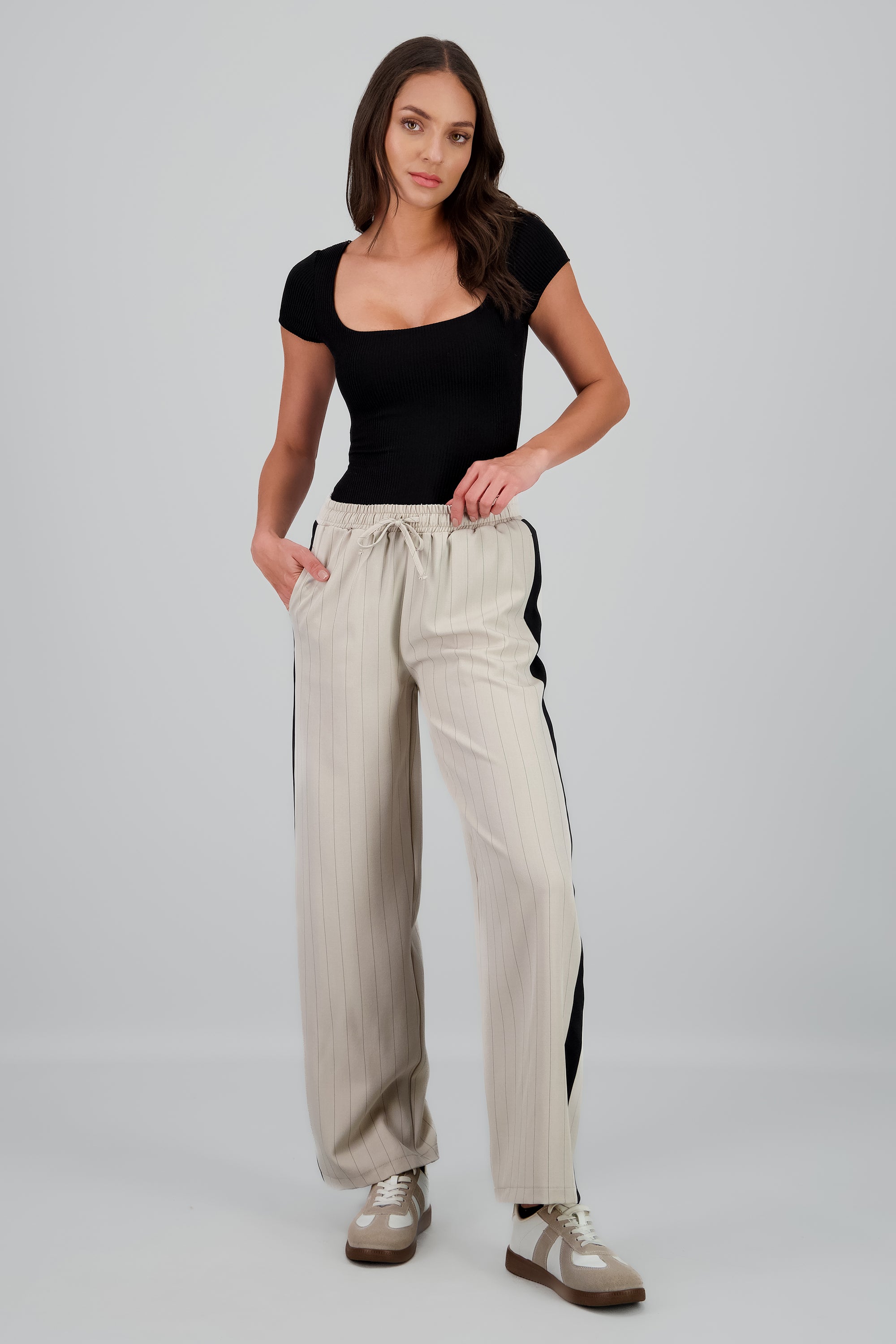 Pantalon recto jareta detalle linea costado ARENA