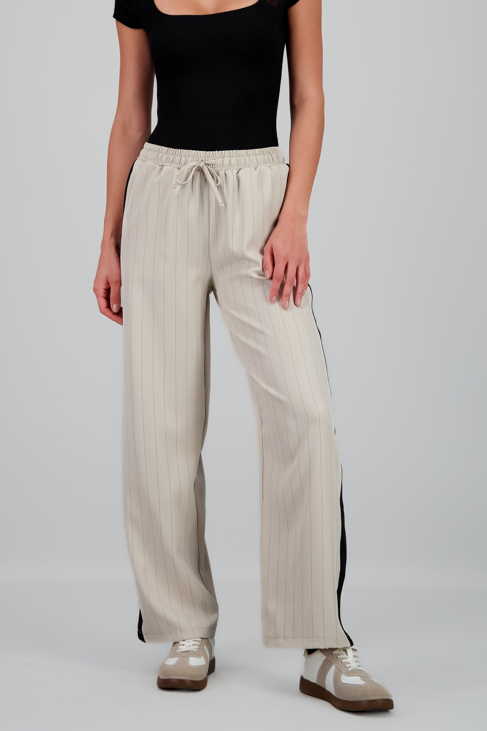 Pantalon recto jareta detalle linea costado ARENA