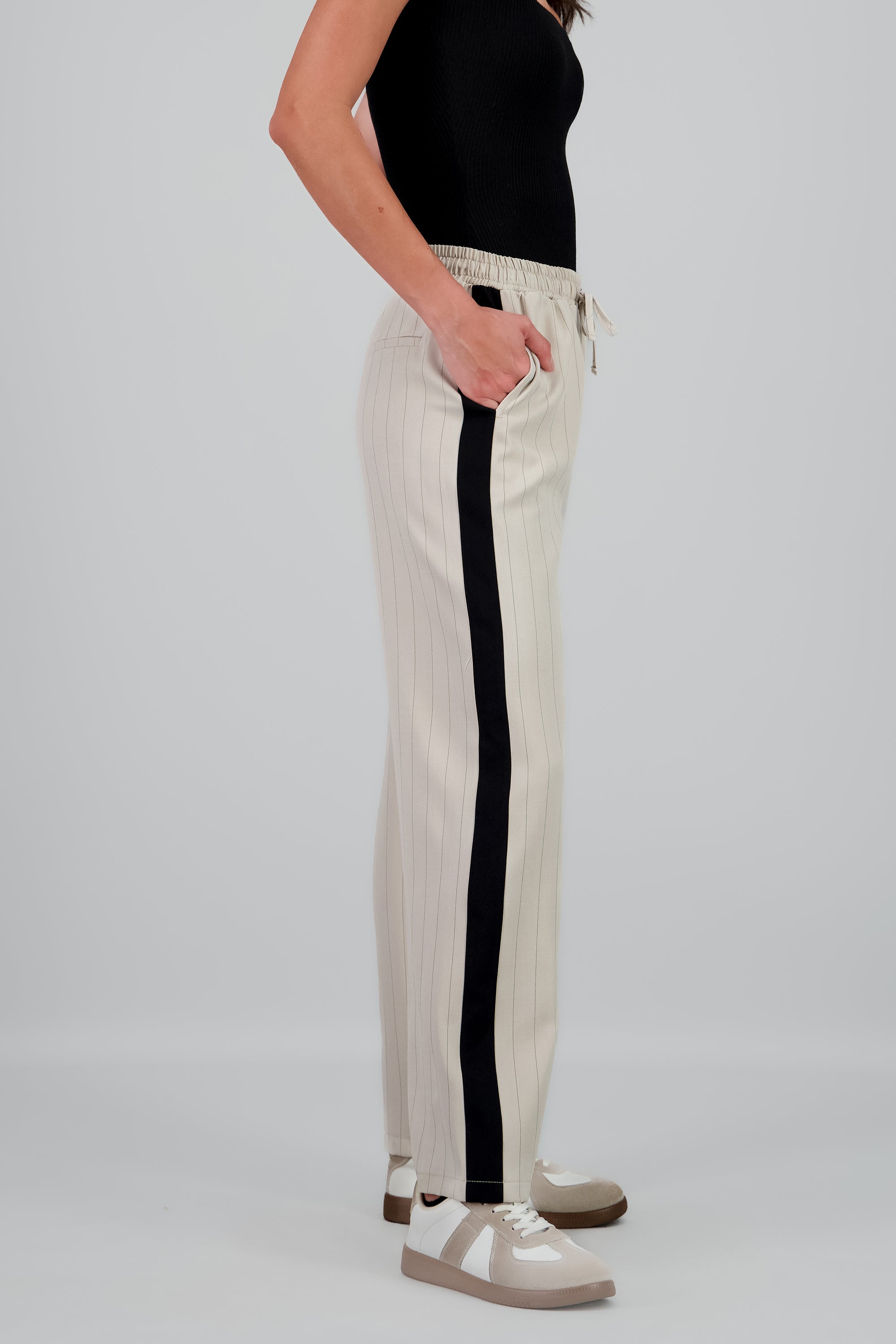 Pantalon recto jareta detalle linea costado ARENA