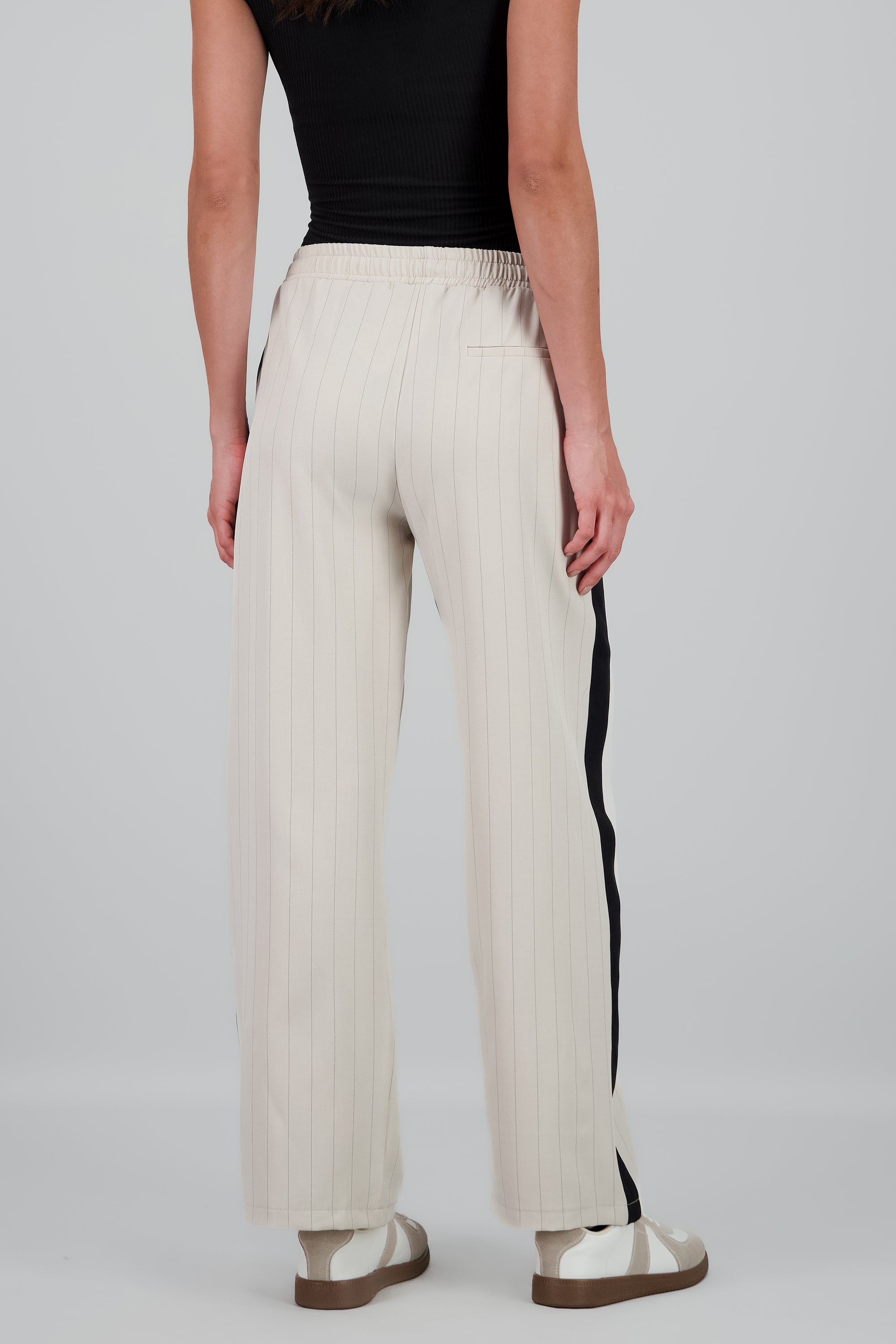 Pantalon recto jareta detalle linea costado ARENA