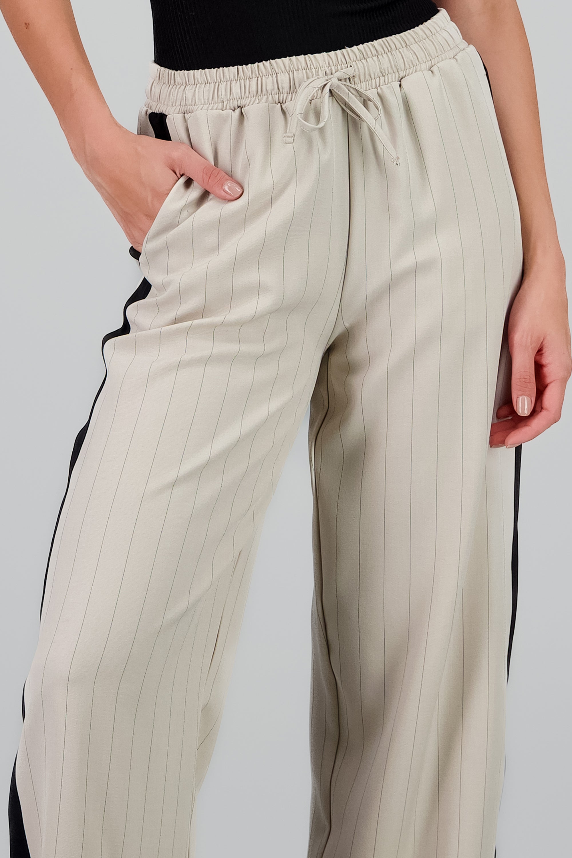 Pantalon recto jareta detalle linea costado ARENA