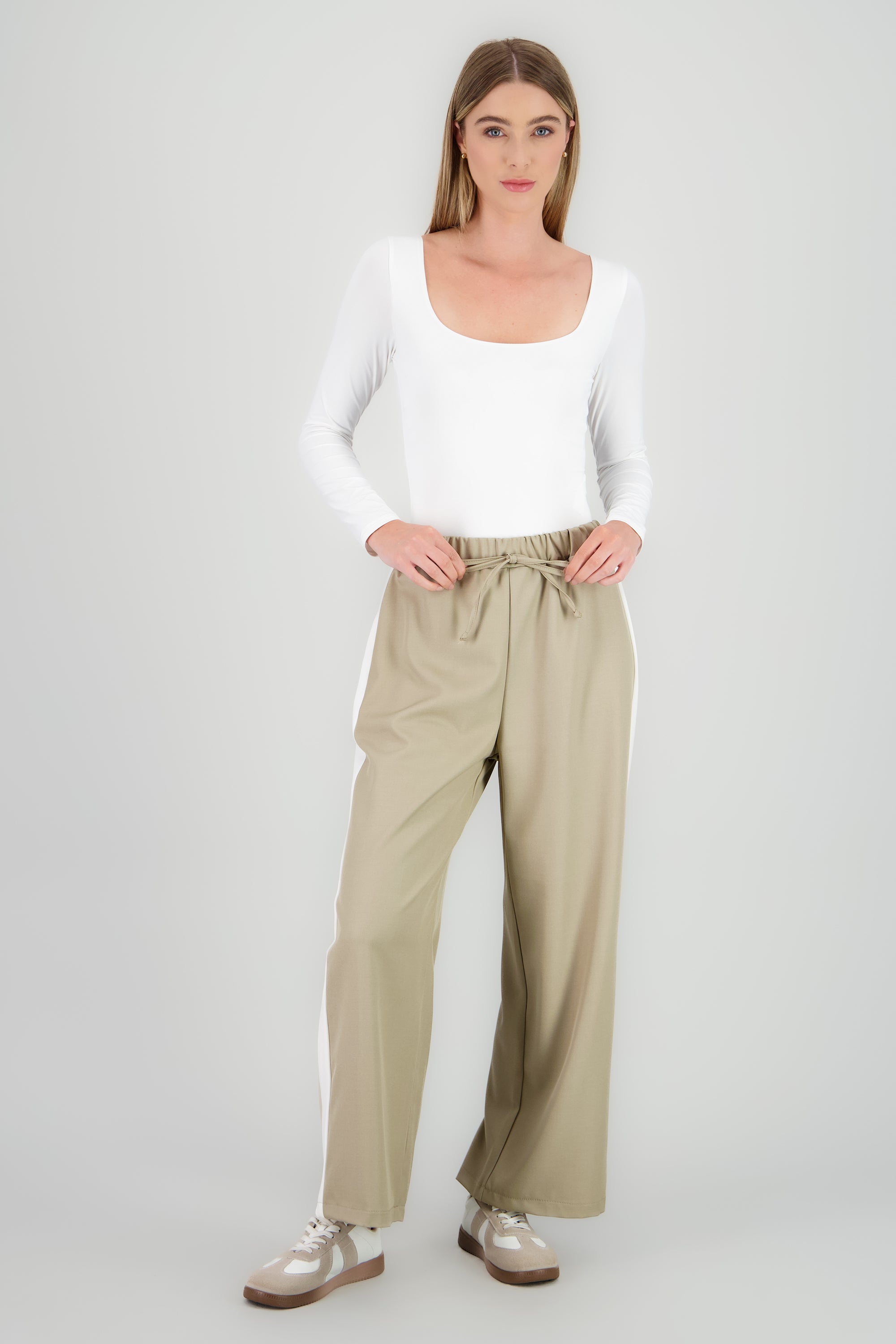 Pantalon recto detalle linea costado resorte KHAKI