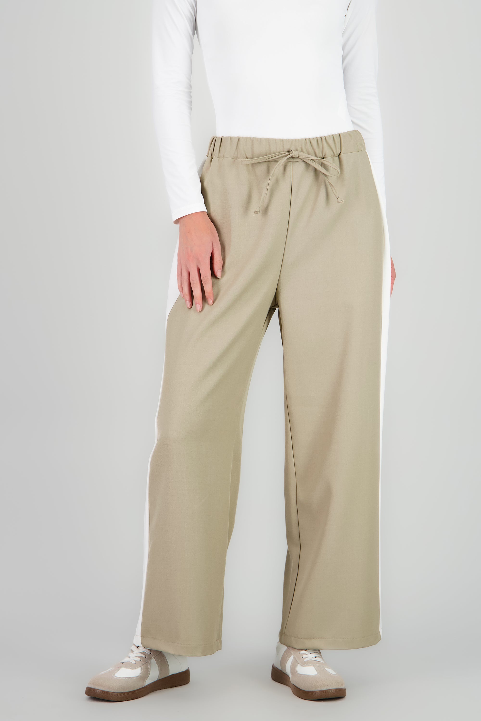 Pantalon recto detalle linea costado resorte KHAKI