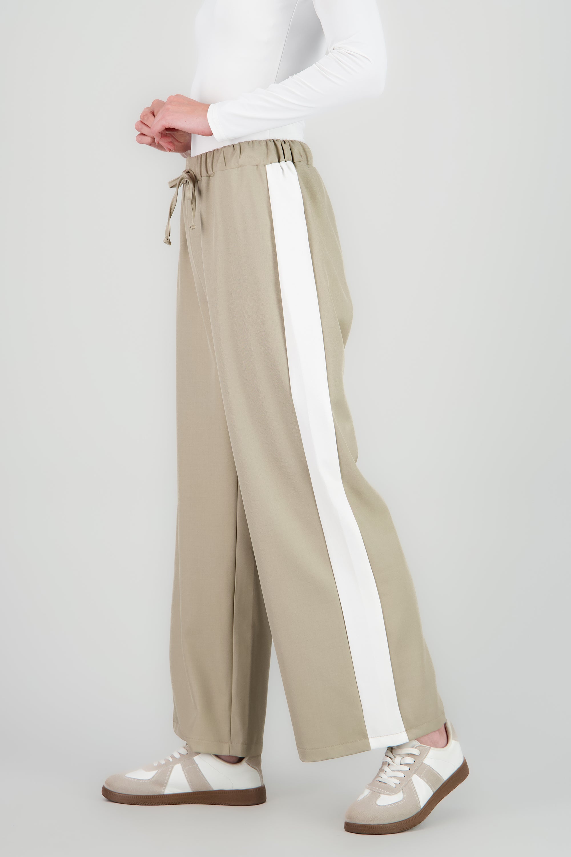 Pantalon recto detalle linea costado resorte KHAKI