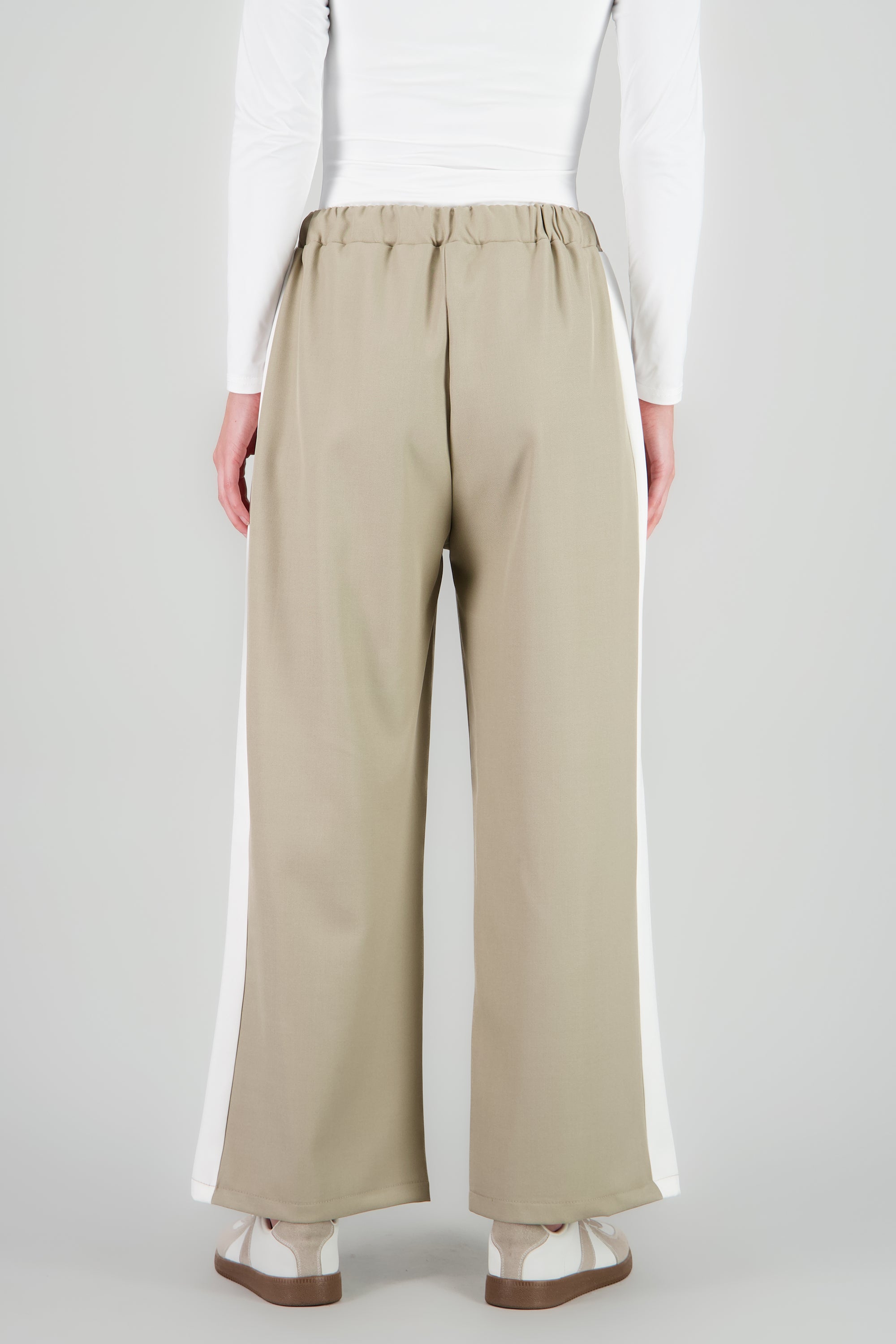 Pantalon recto detalle linea costado resorte KHAKI