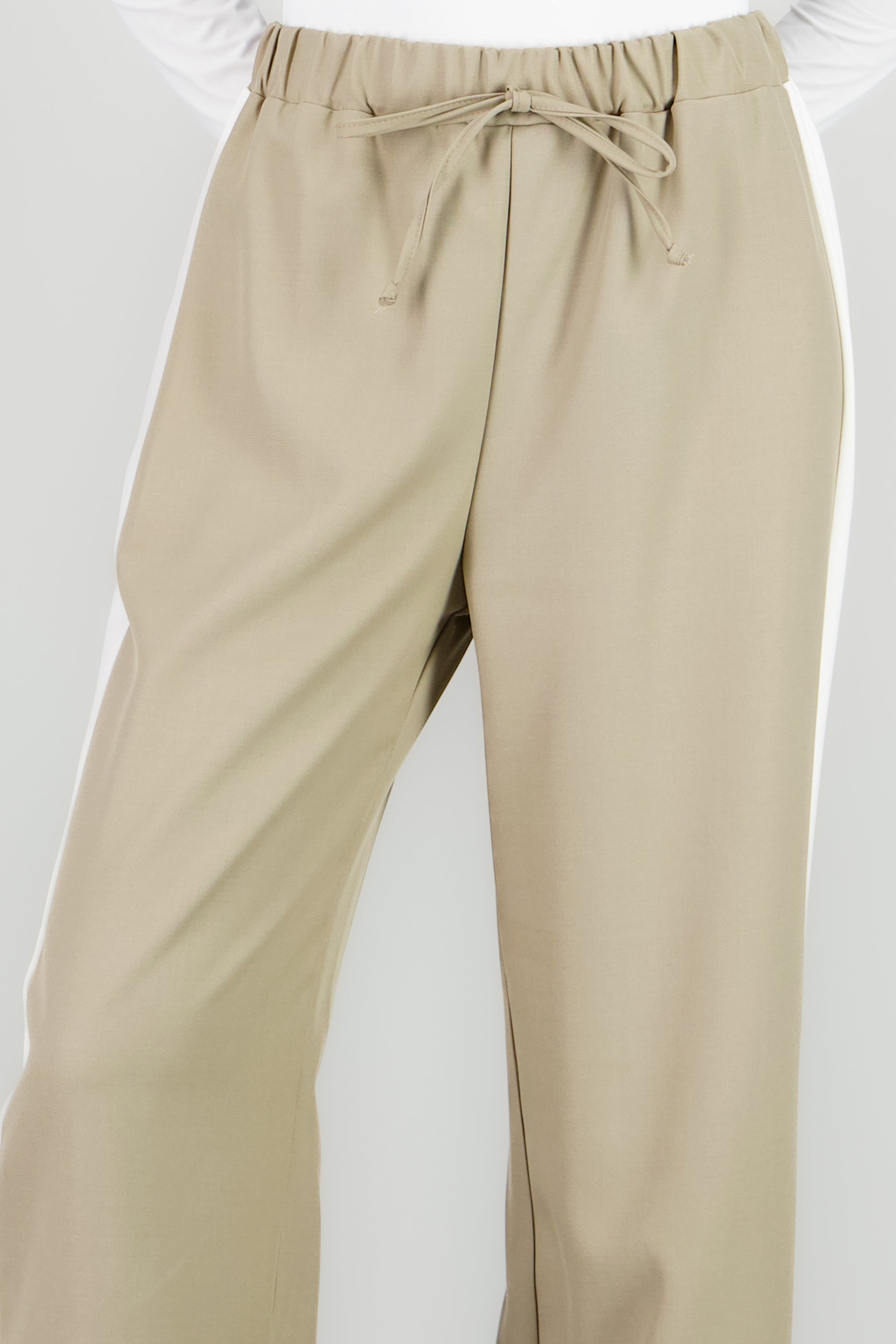 Pantalon recto detalle linea costado resorte KHAKI