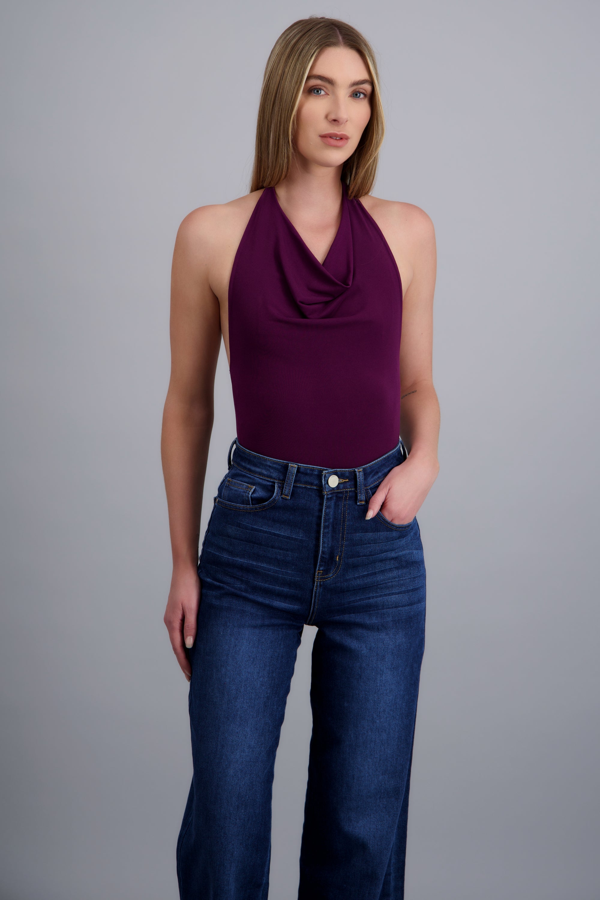 BODYSUIT HALTER ESCOTE CASCADA DRAPEADO UVA