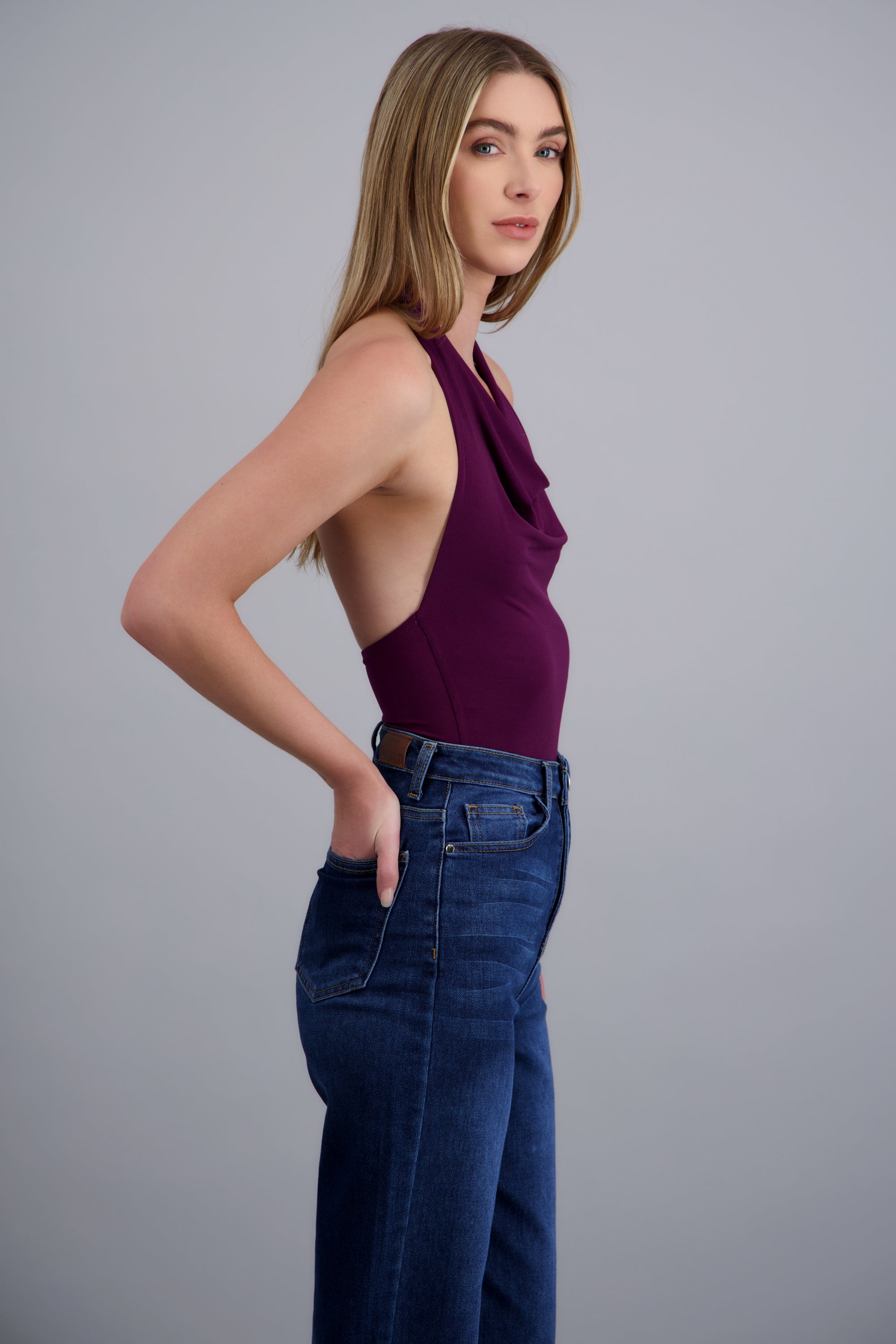 BODYSUIT HALTER ESCOTE CASCADA DRAPEADO UVA