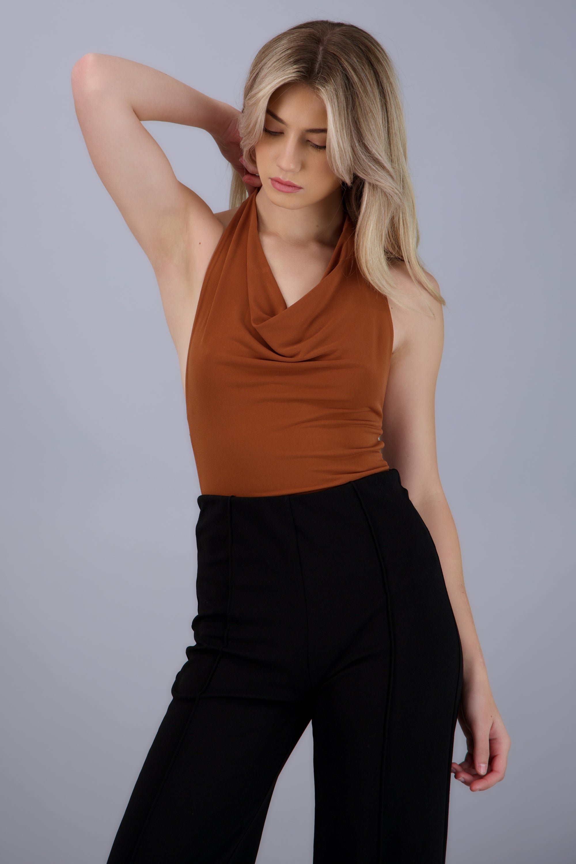 Bodysuit halter escote cascada drapeado CAFE