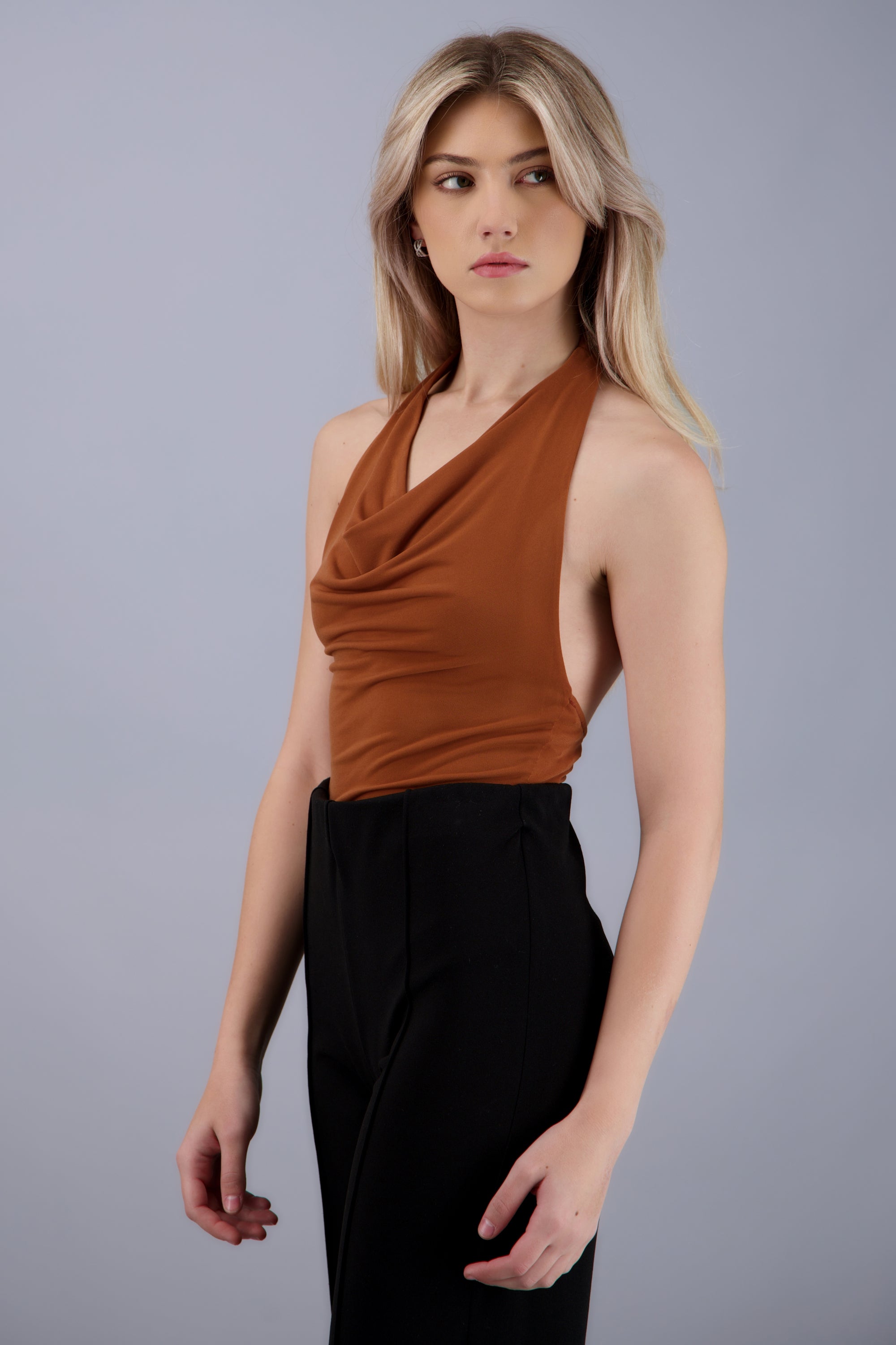 Bodysuit halter escote cascada drapeado CAFE