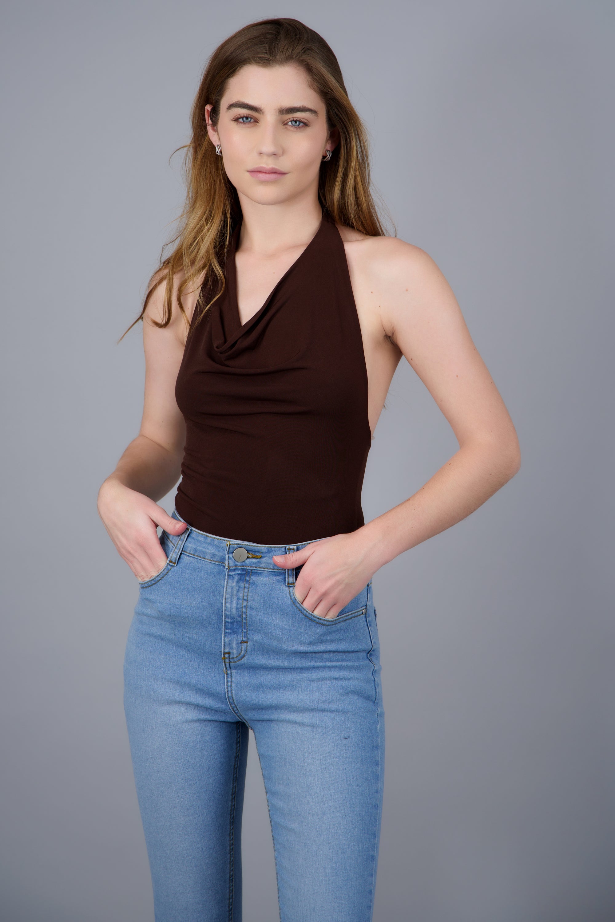 BODYSUIT HALTER ESCOTE CASCADA DRAPEADO CHOCOLATE