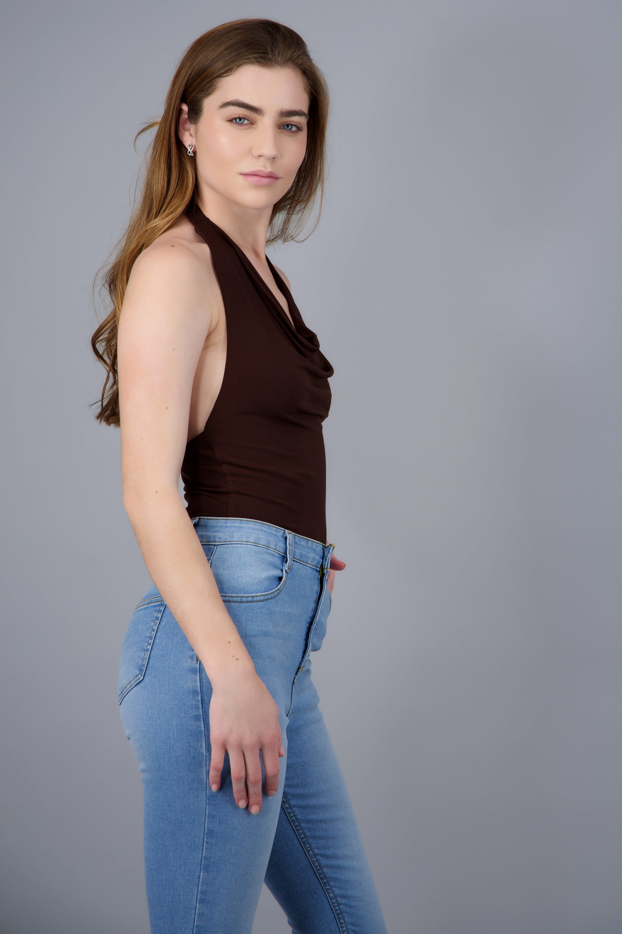 BODYSUIT HALTER ESCOTE CASCADA DRAPEADO CHOCOLATE