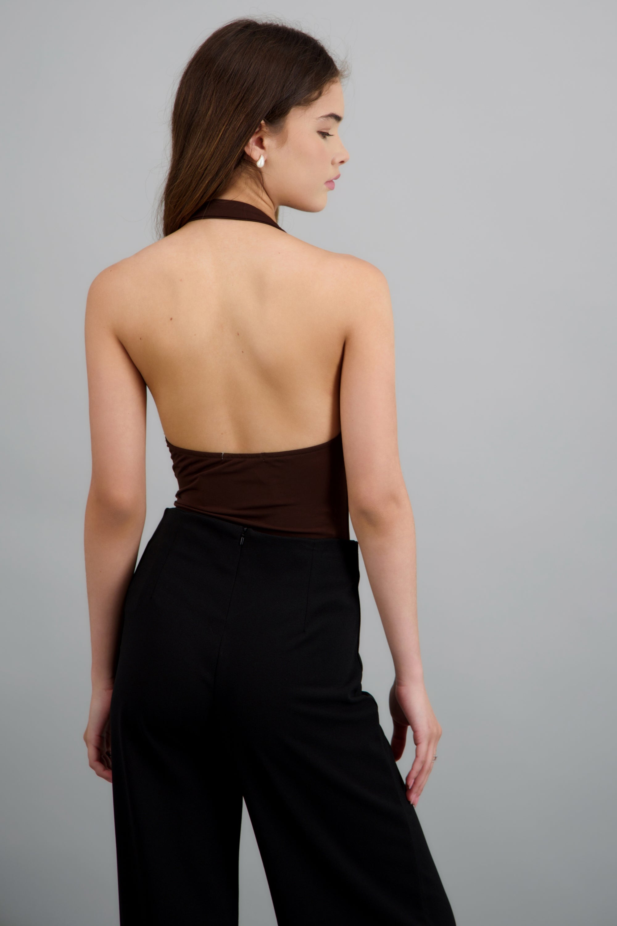 BODYSUIT HALTER ESCOTE CASCADA DRAPEADO CHOCOLATE