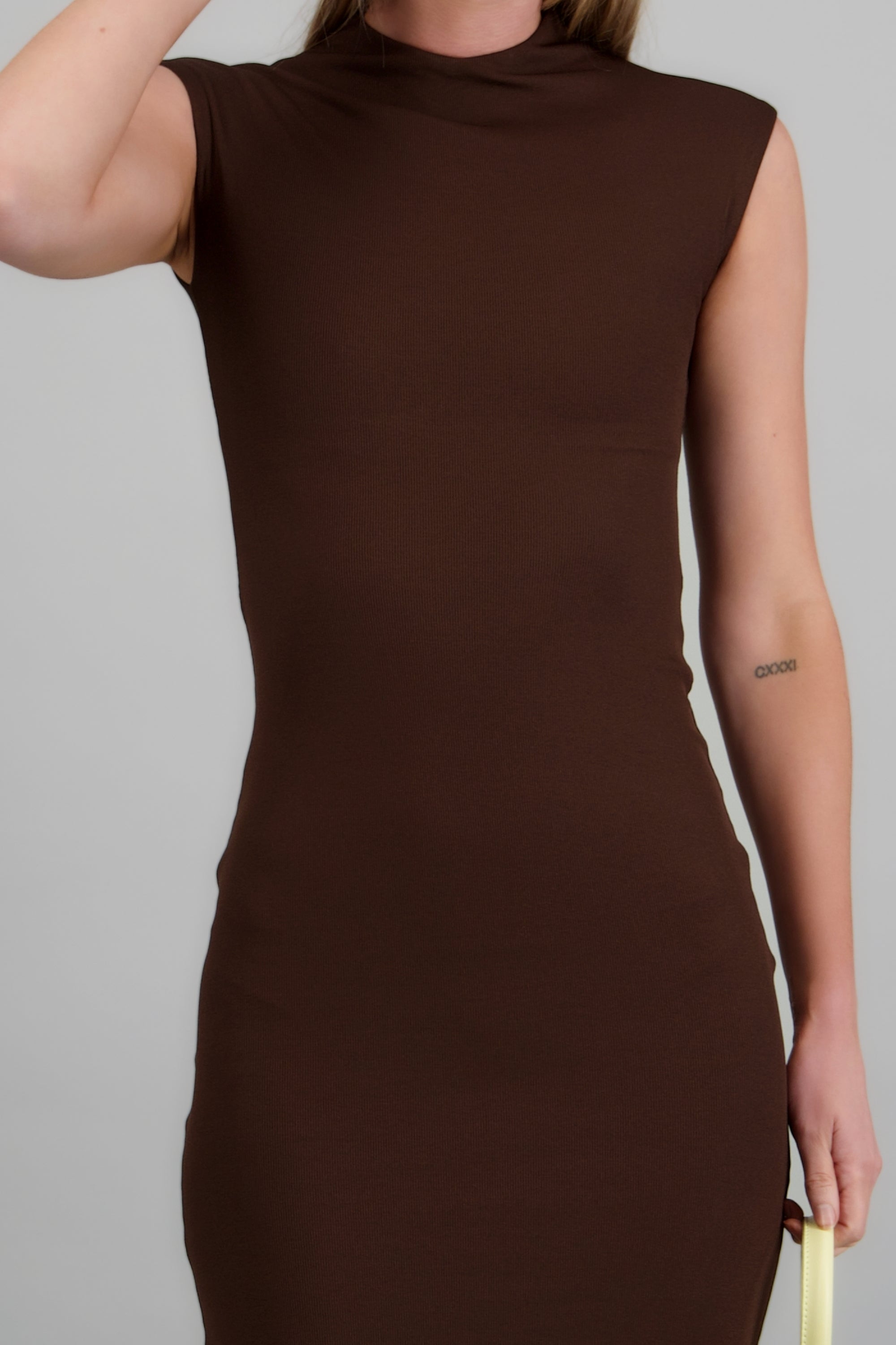 Vestido rib manga corta con abertura CAFE
