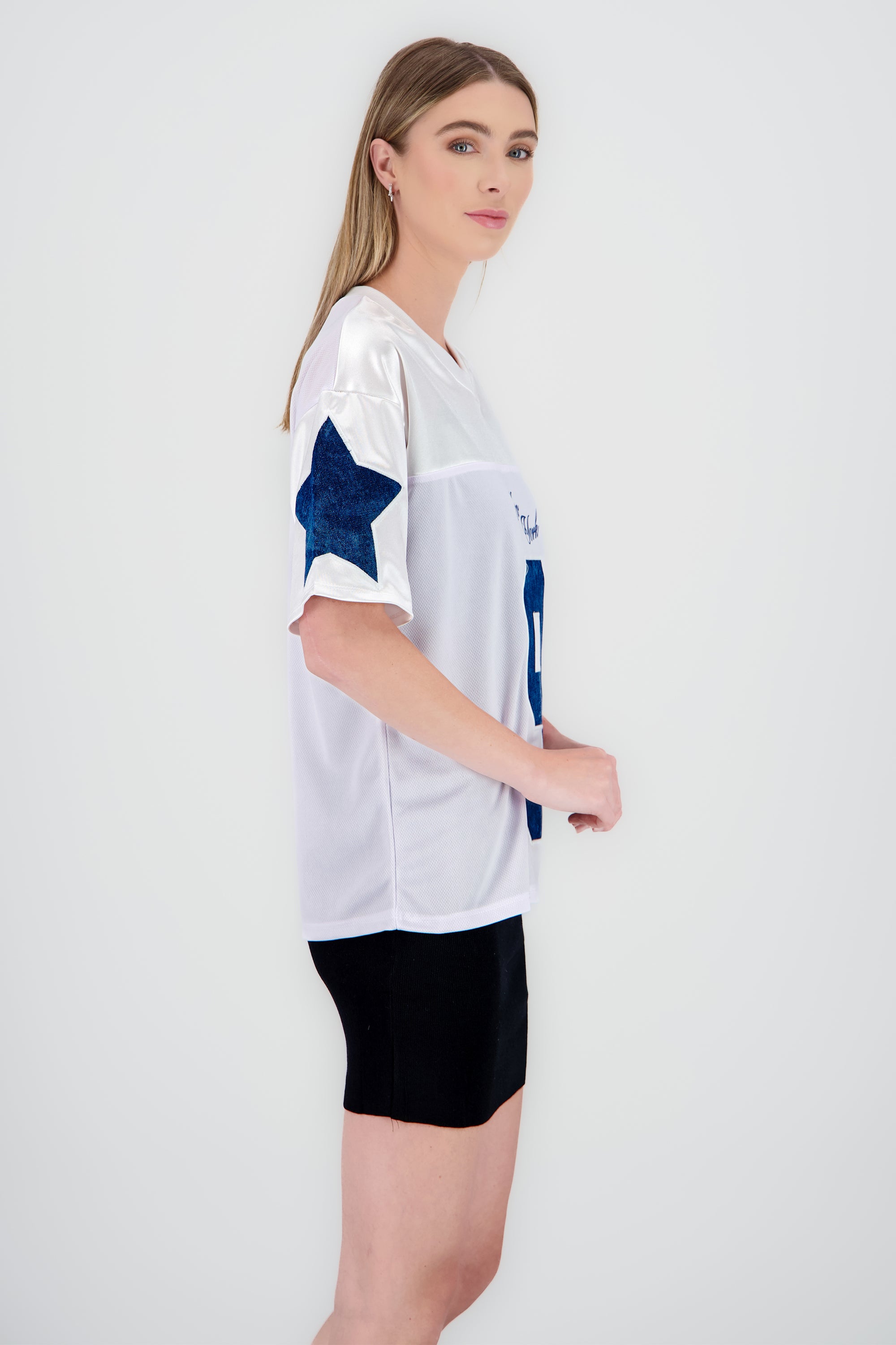 Playera deportiva detalle parche BLANCO