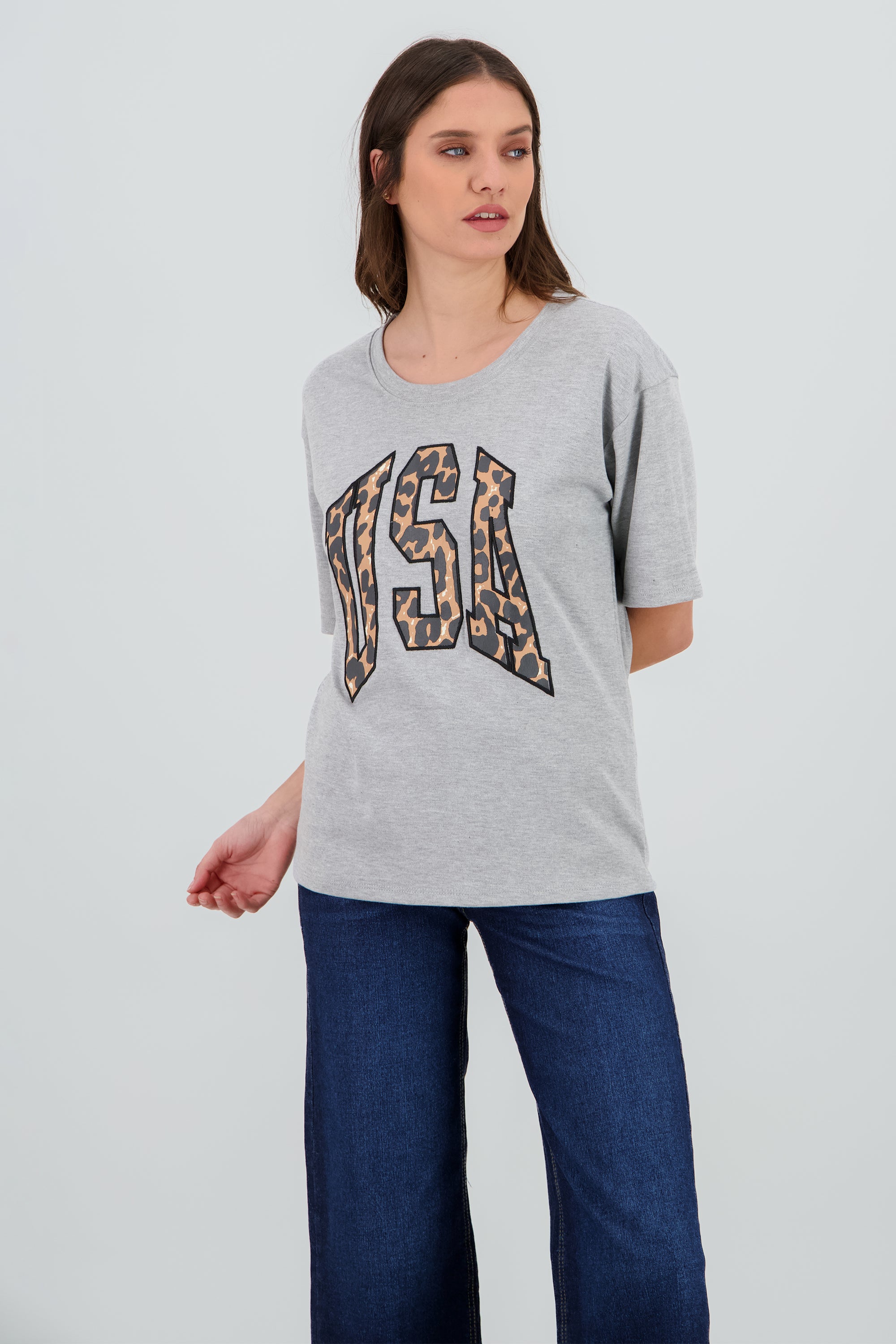 Playera manga corta parche animal print GRIS