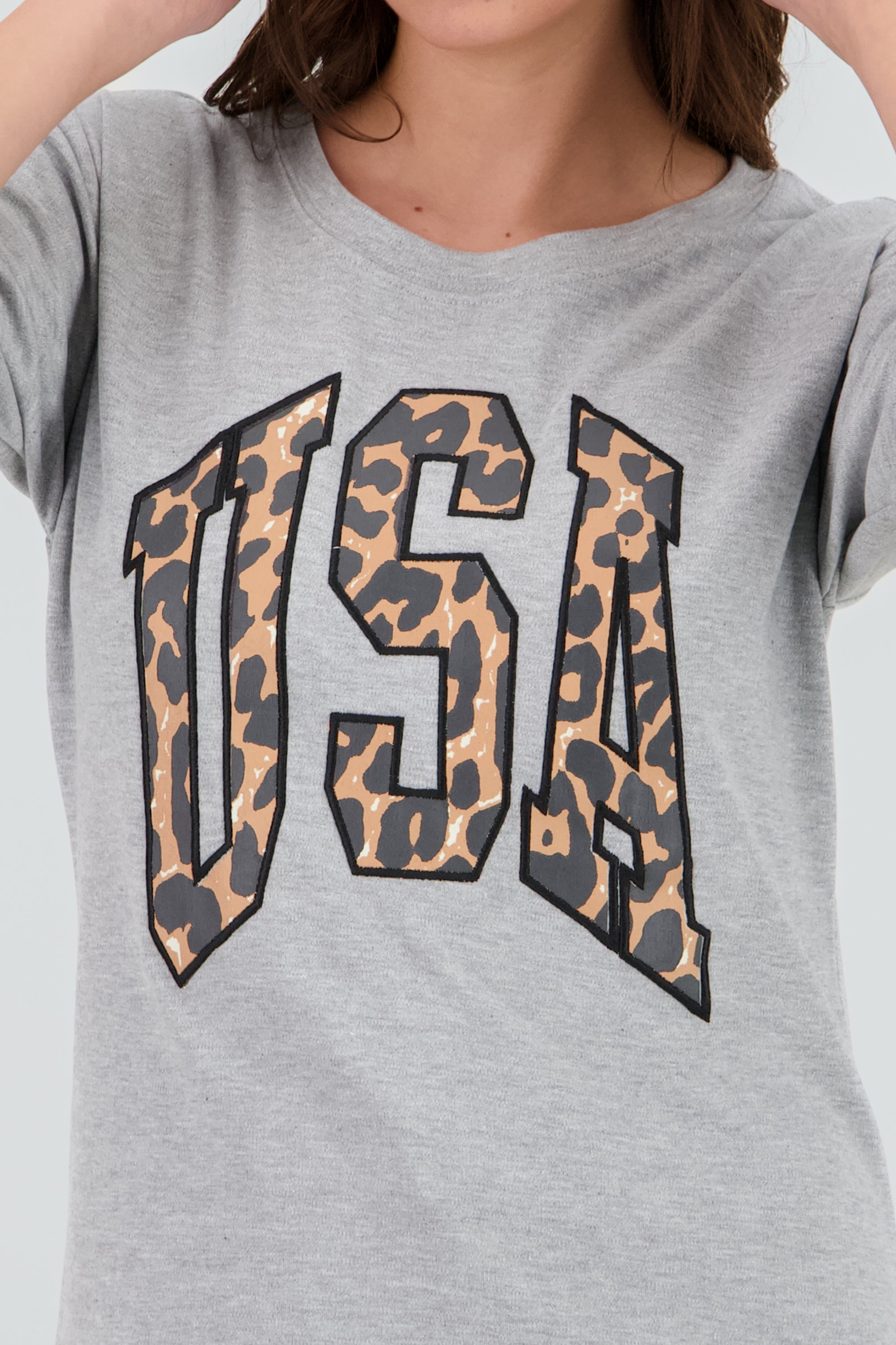 Playera manga corta parche animal print GRIS