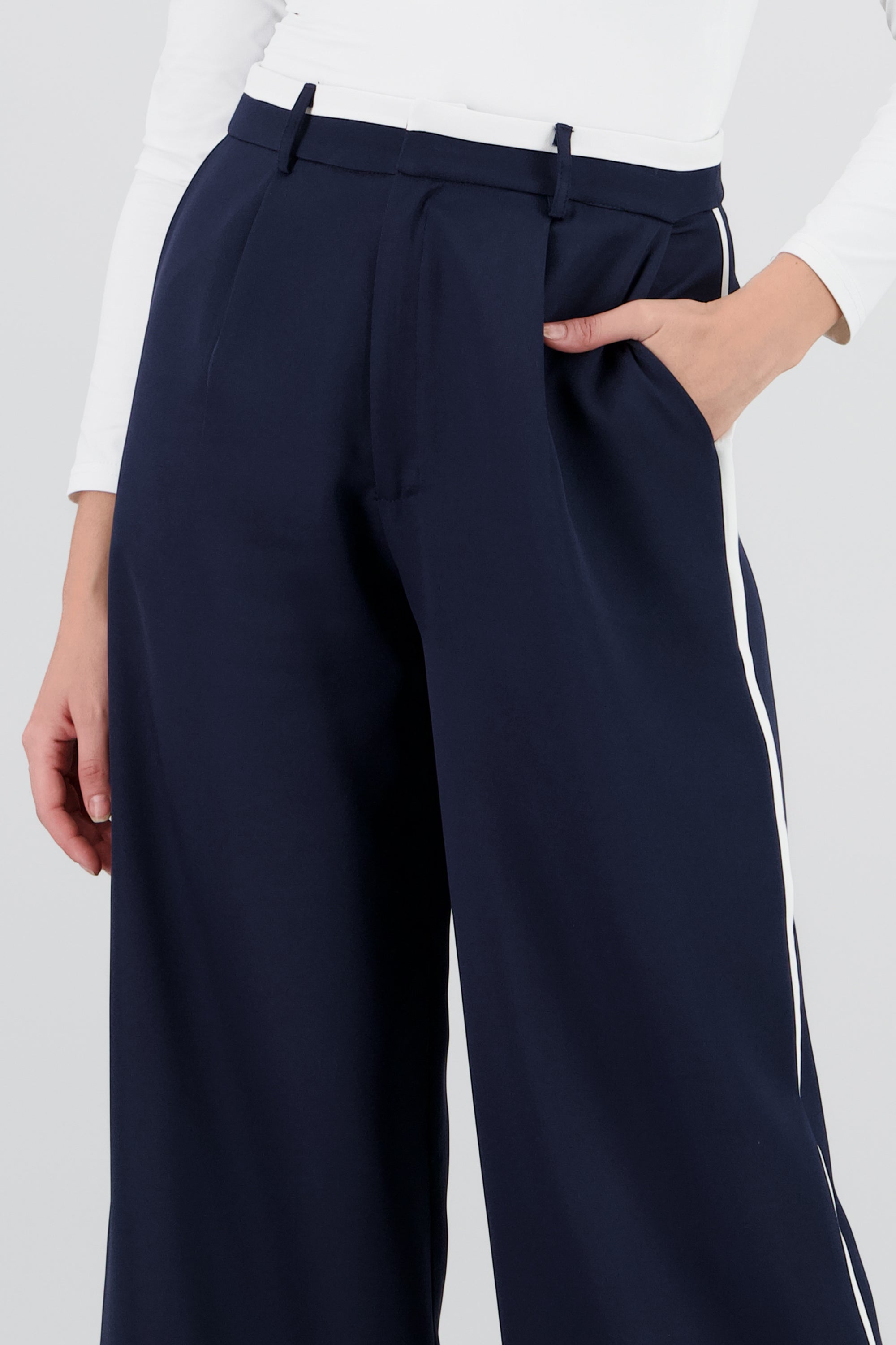 Pantalon recto detalle contraste MARINO