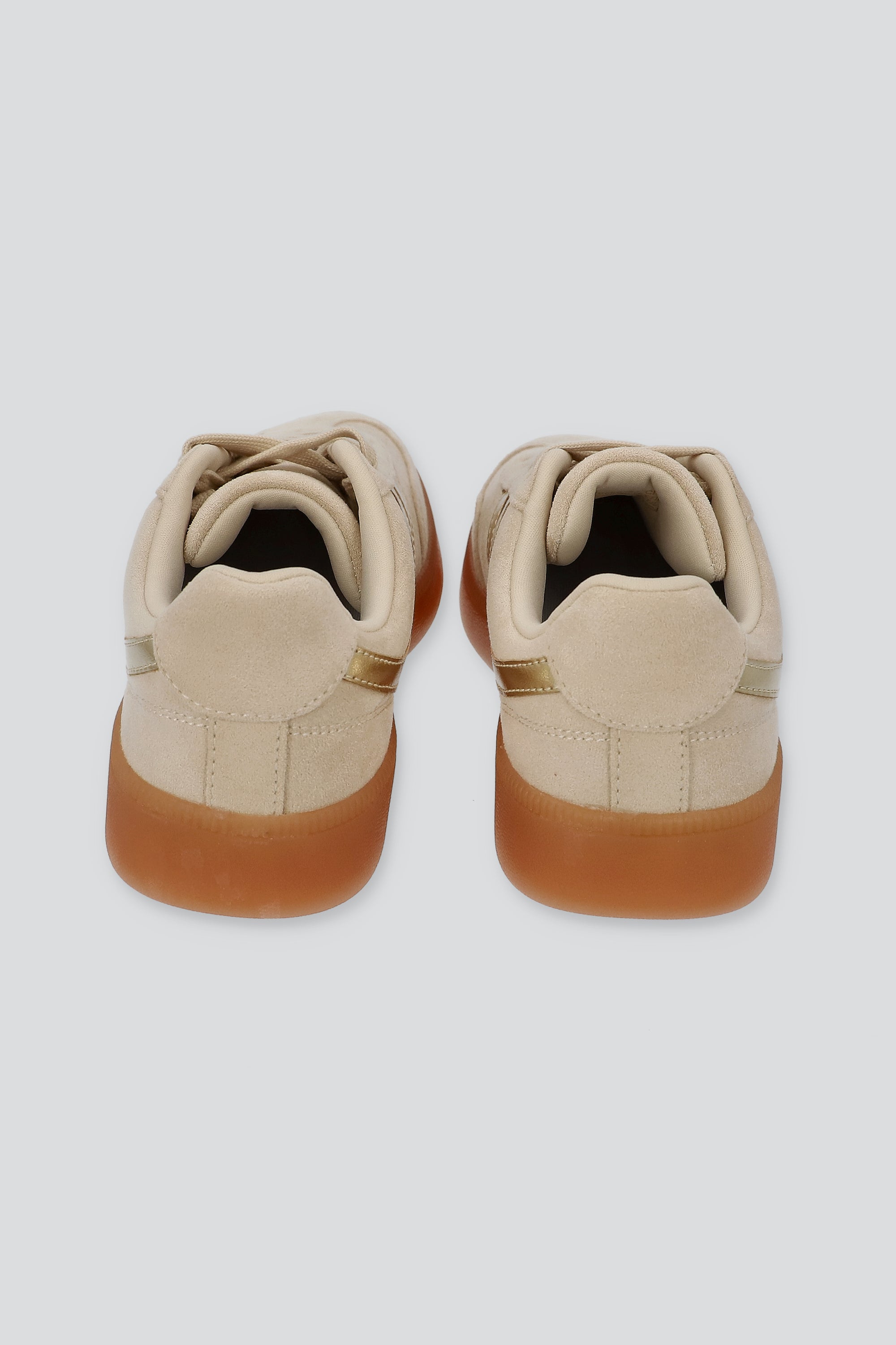 Tenis retro gamucina detalle metálico BEIGE