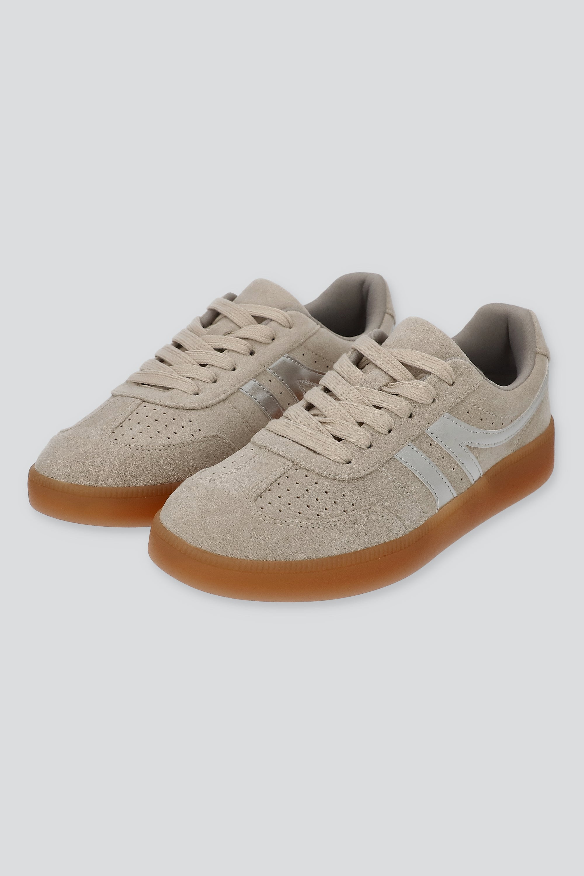 Tenis retro gamucina detalle metálico GRIS