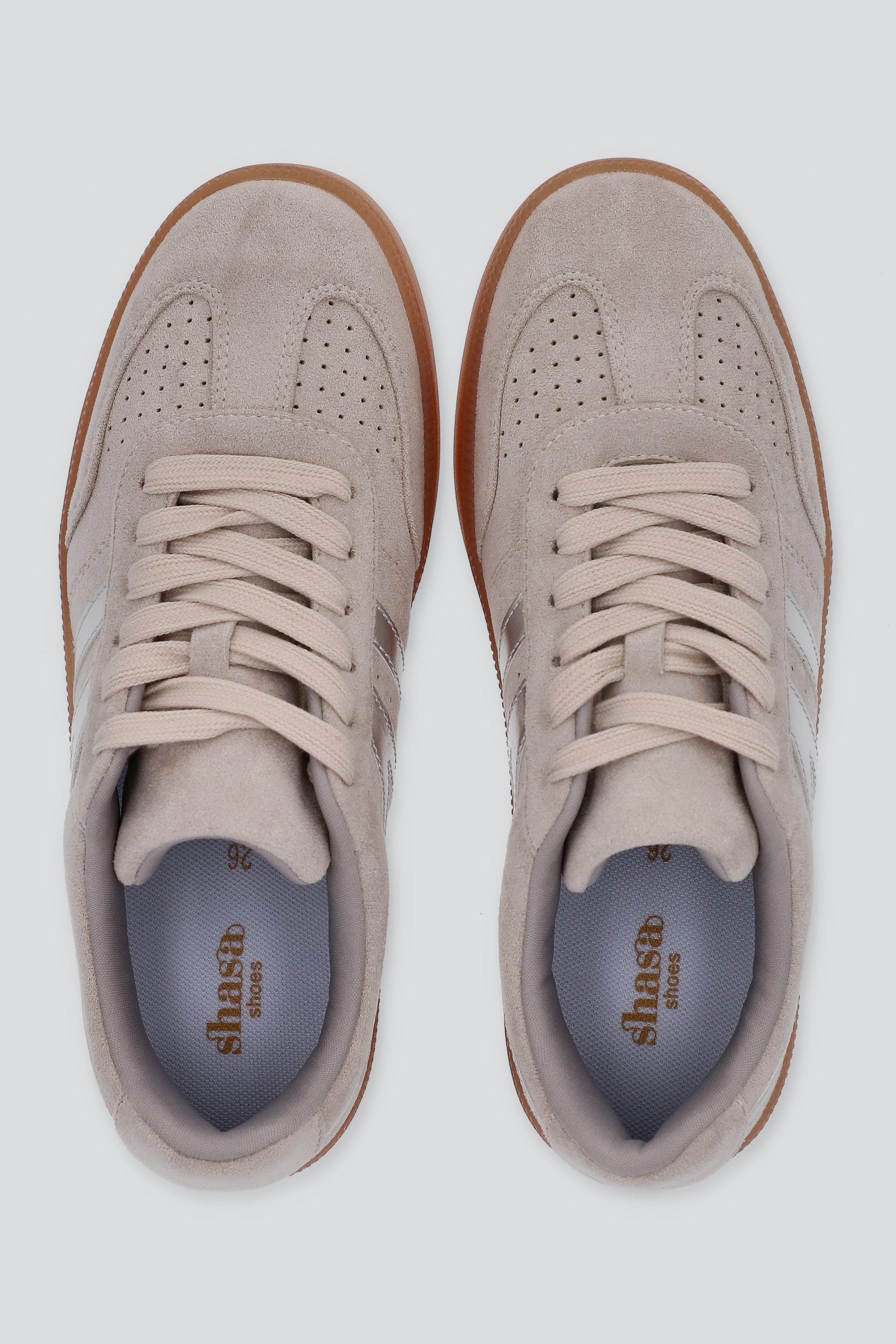 Tenis retro gamucina detalle metálico GRIS