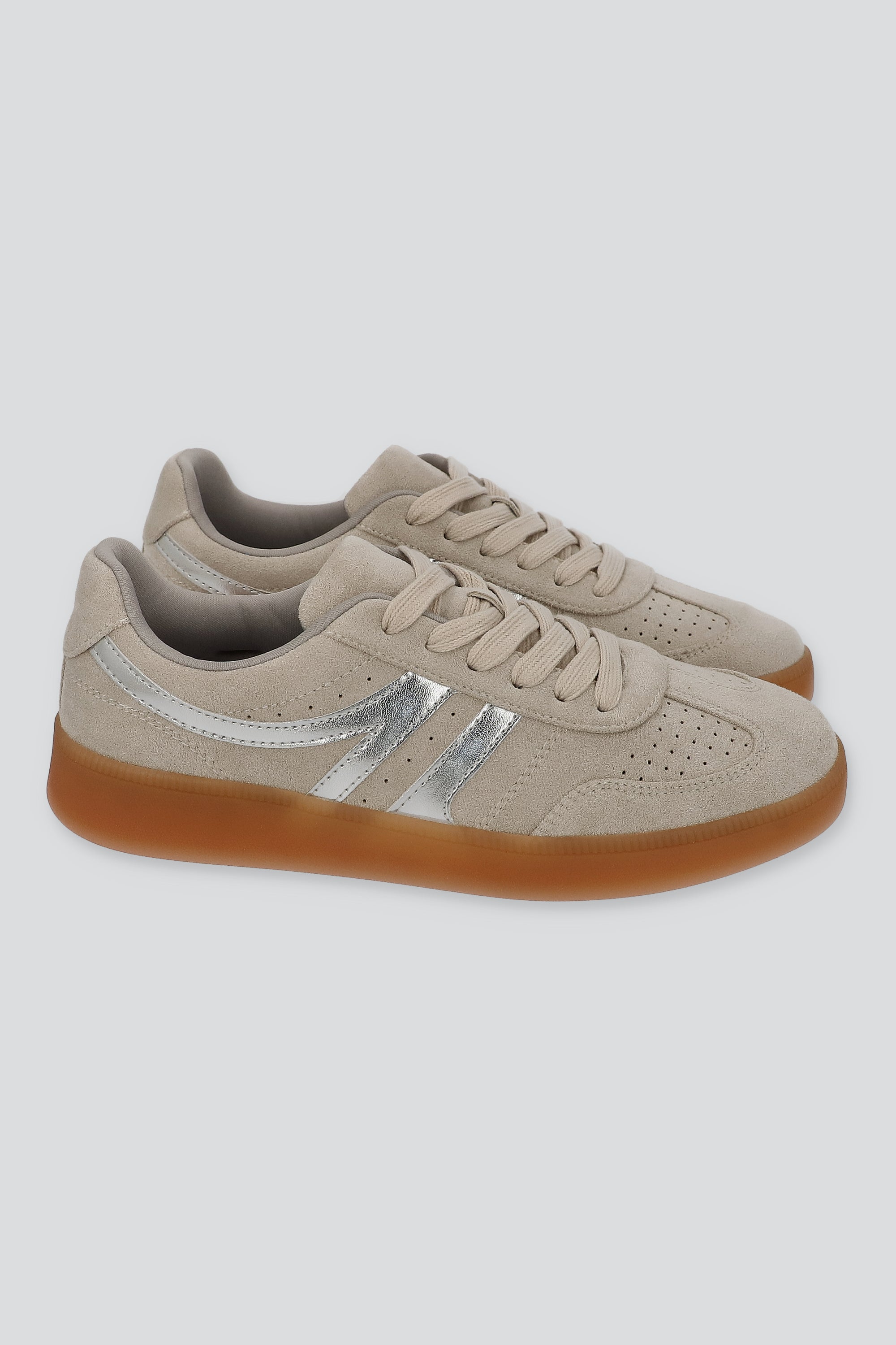 Tenis retro gamucina detalle metálico GRIS