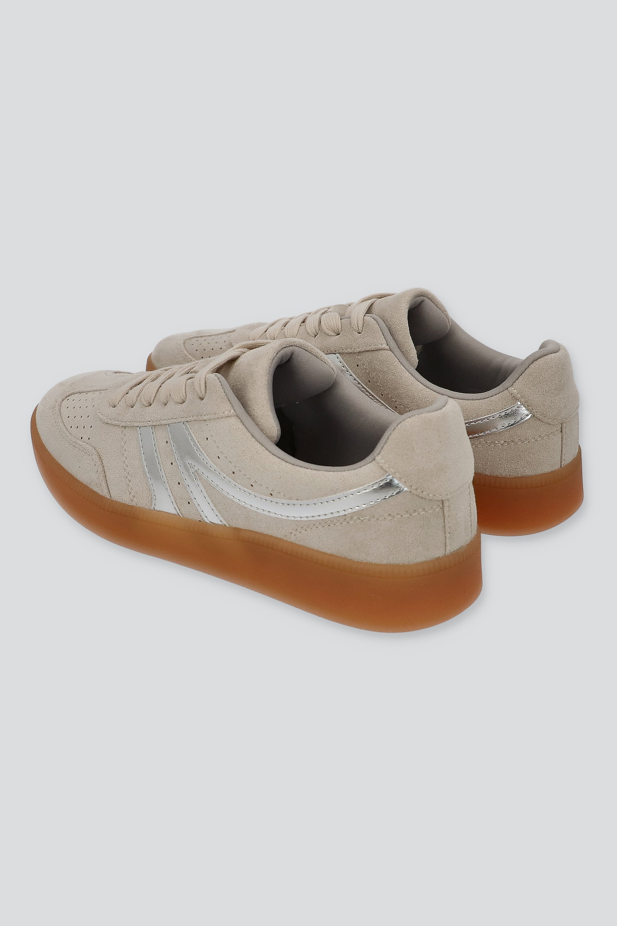 Tenis retro gamucina detalle metálico GRIS