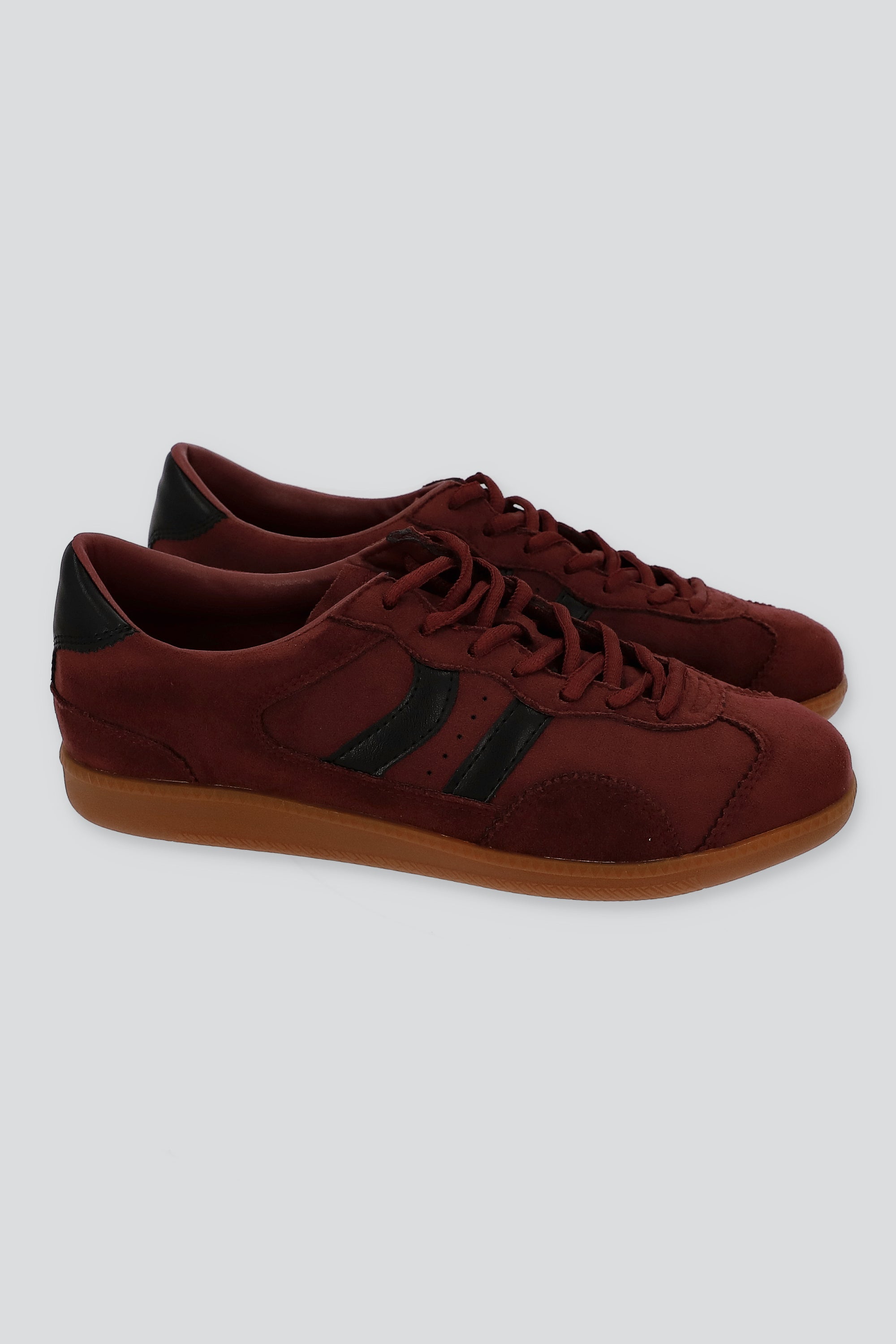 Tenis gamucina color rayas diagonal VINO