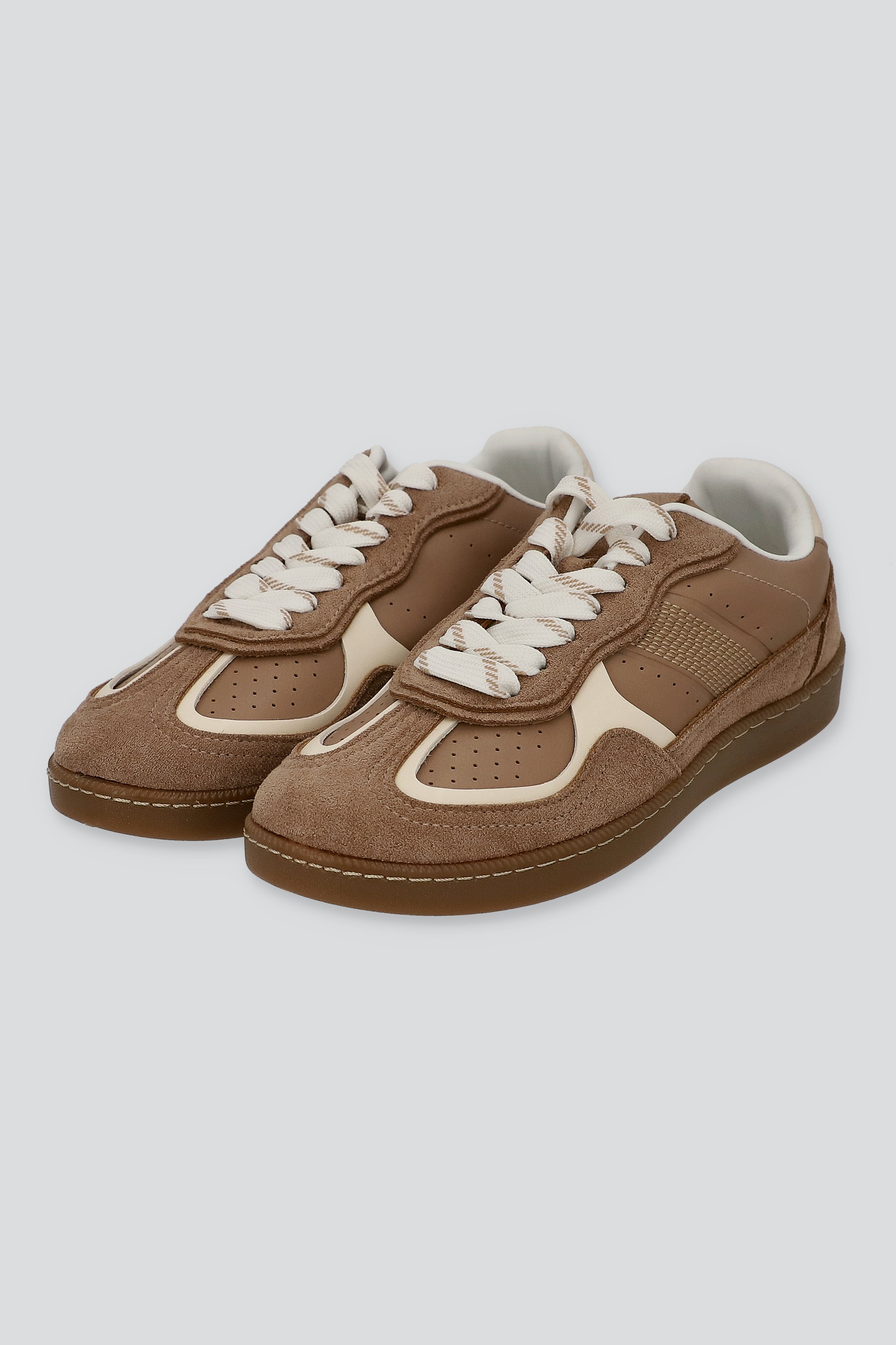 Tenis sencillos texturas contrastes TAUPE
