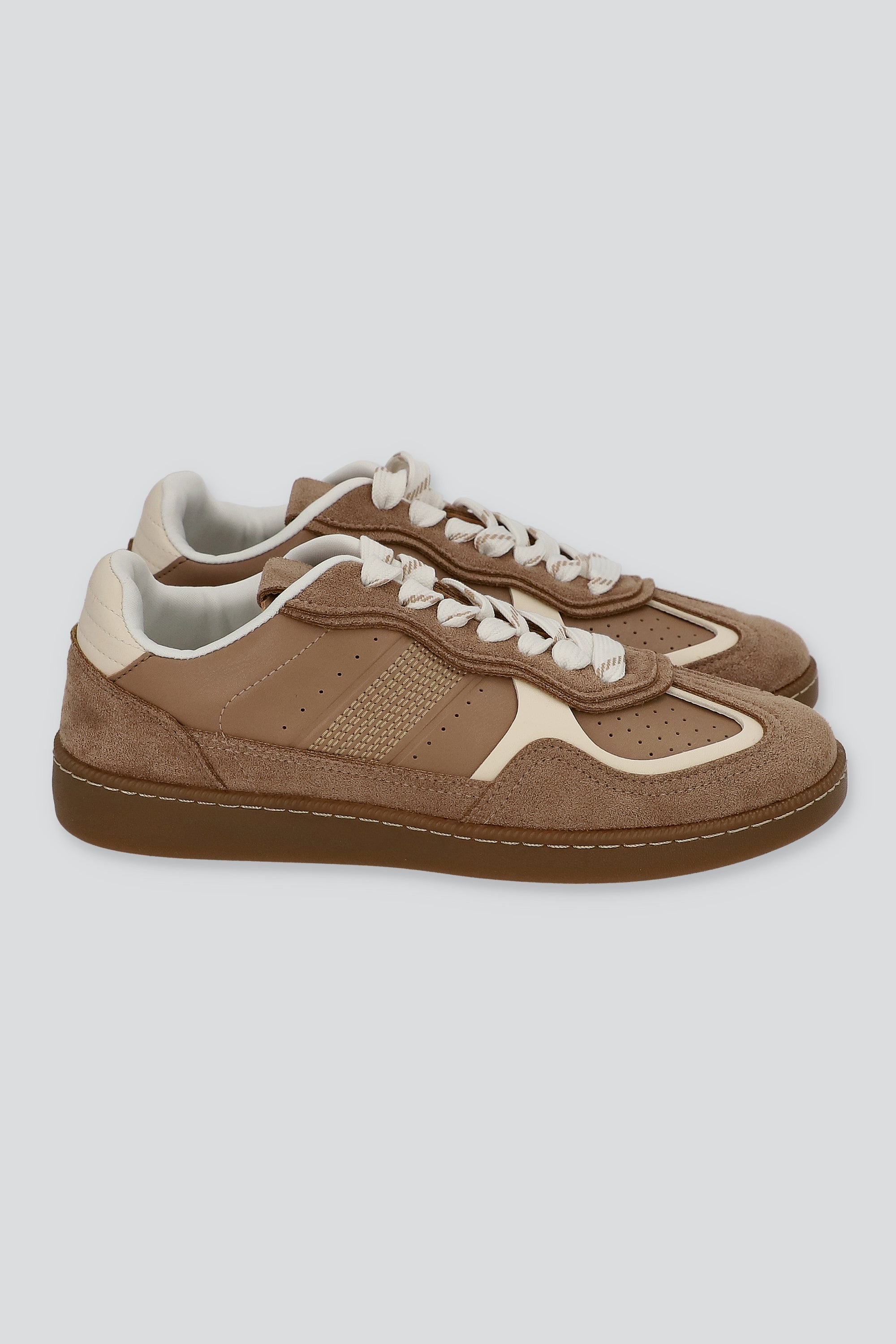 Tenis sencillos texturas contrastes TAUPE