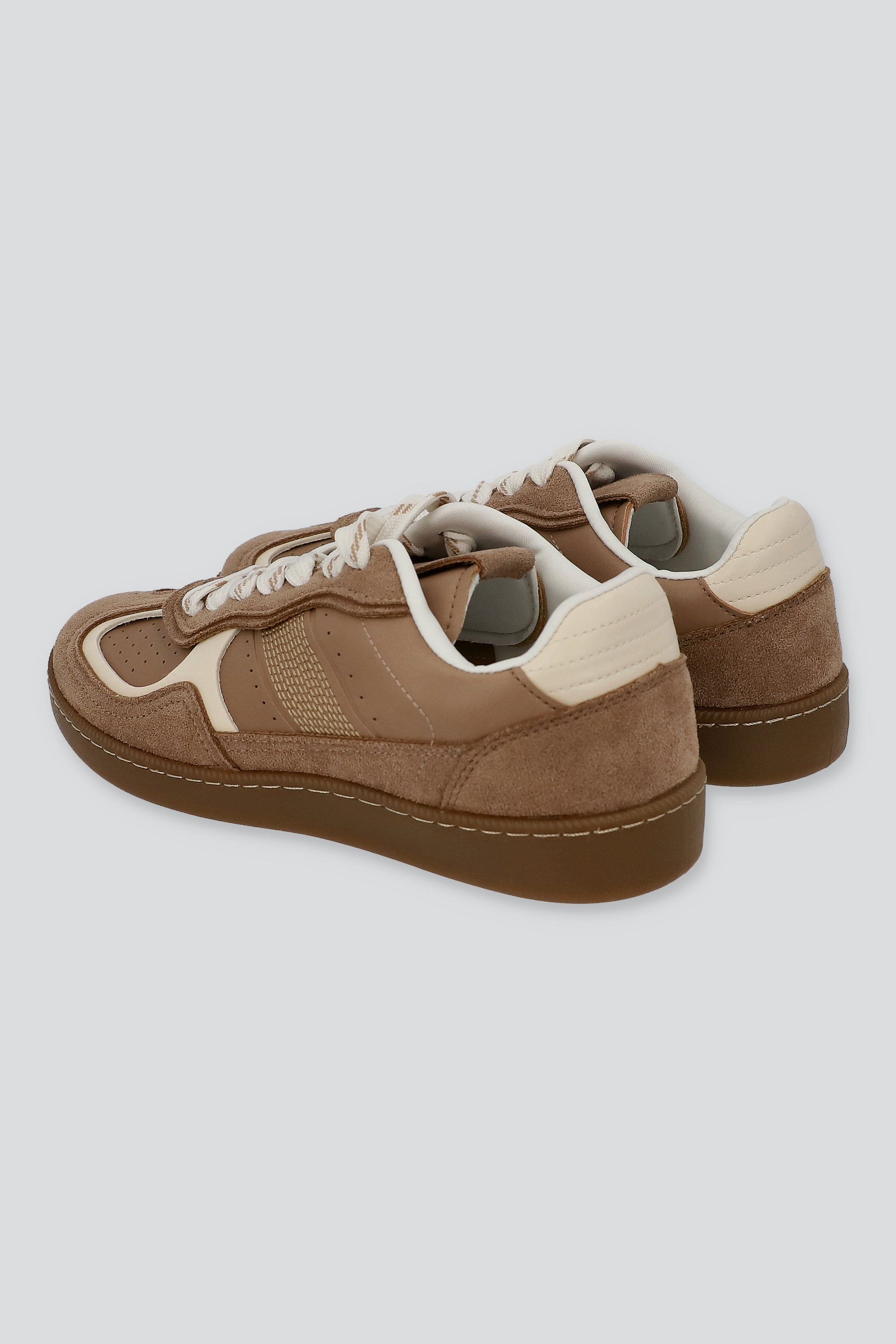 Tenis sencillos texturas contrastes TAUPE