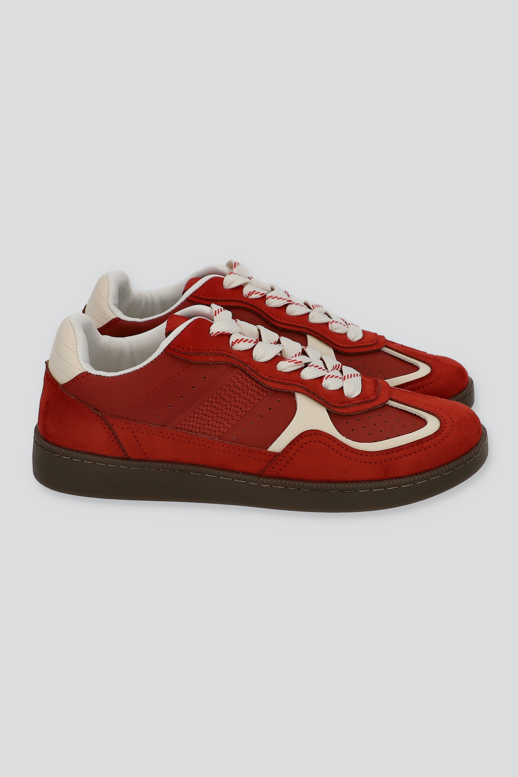 Tenis sencillos texturas contrastes ROJO
