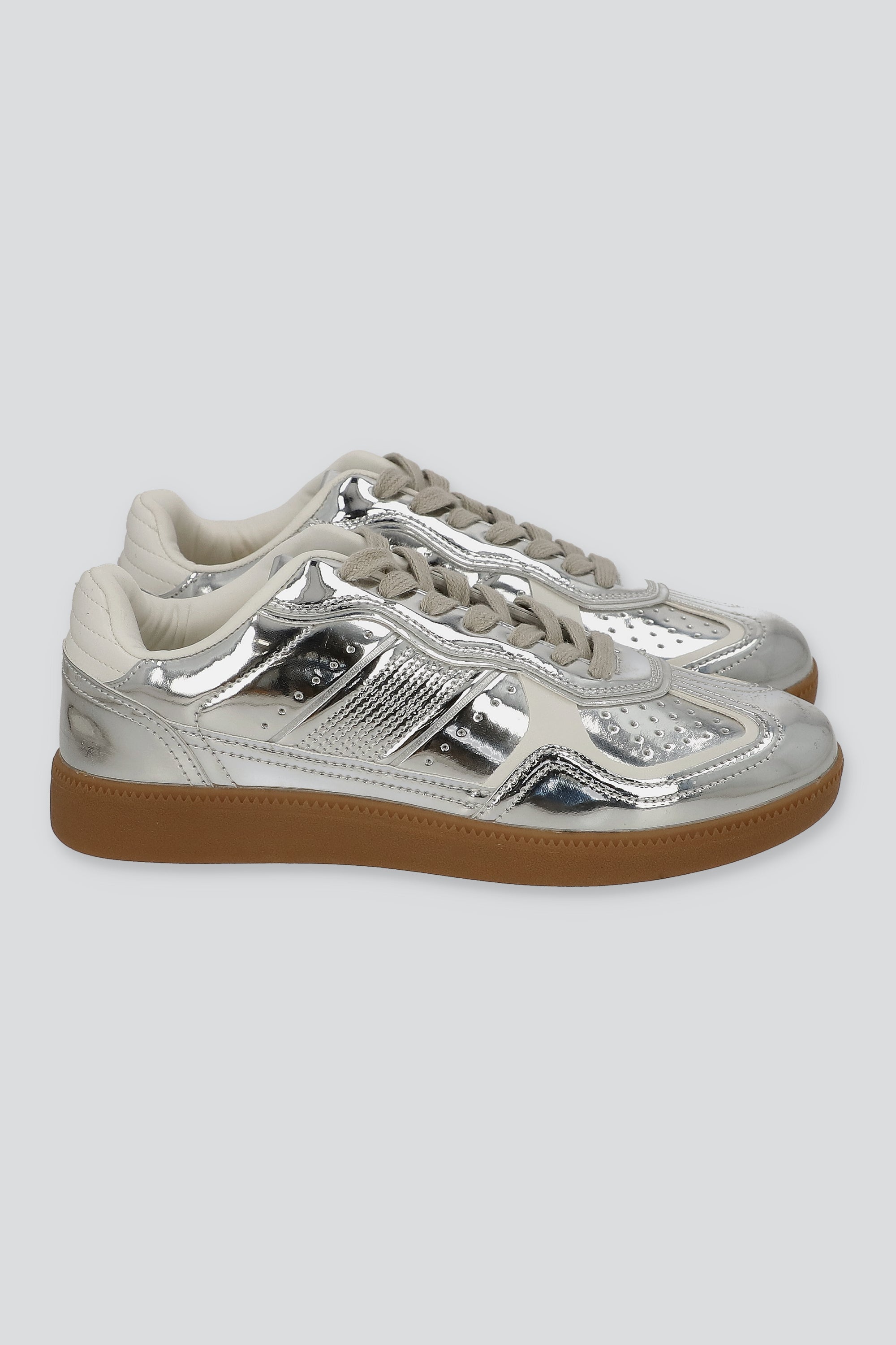 Tenis texturas cortes contrastes materiales PLATA