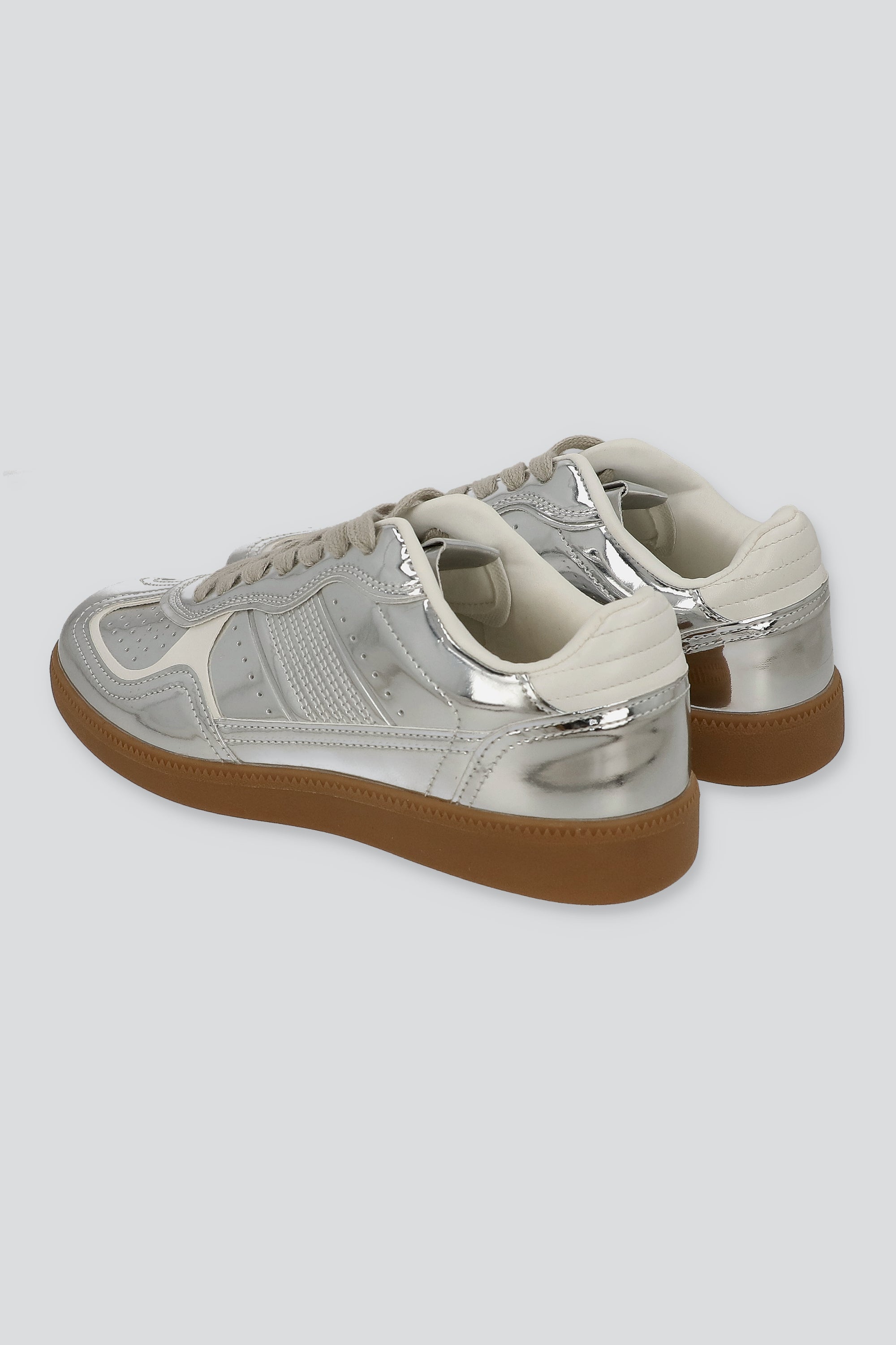 Tenis texturas cortes contrastes materiales PLATA