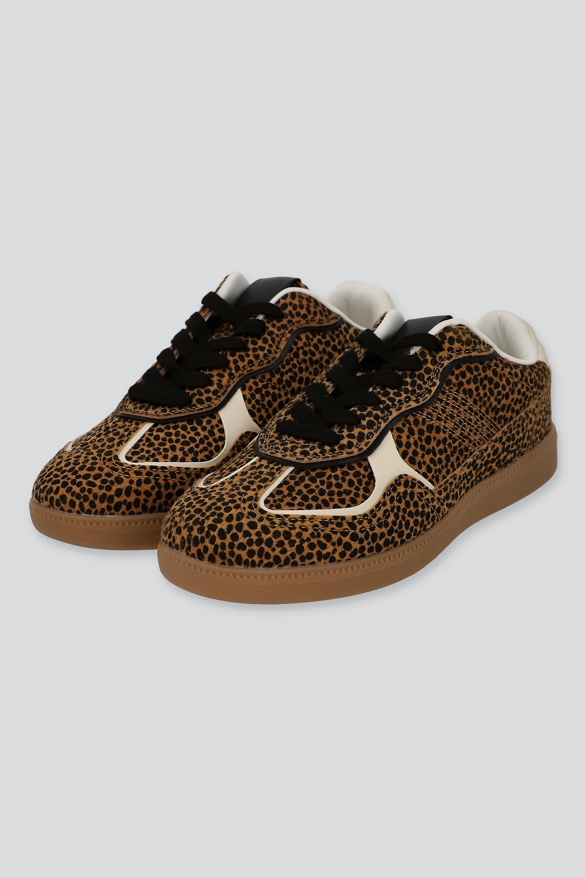 Tenis texturas cortes contrastes materiales CAFE