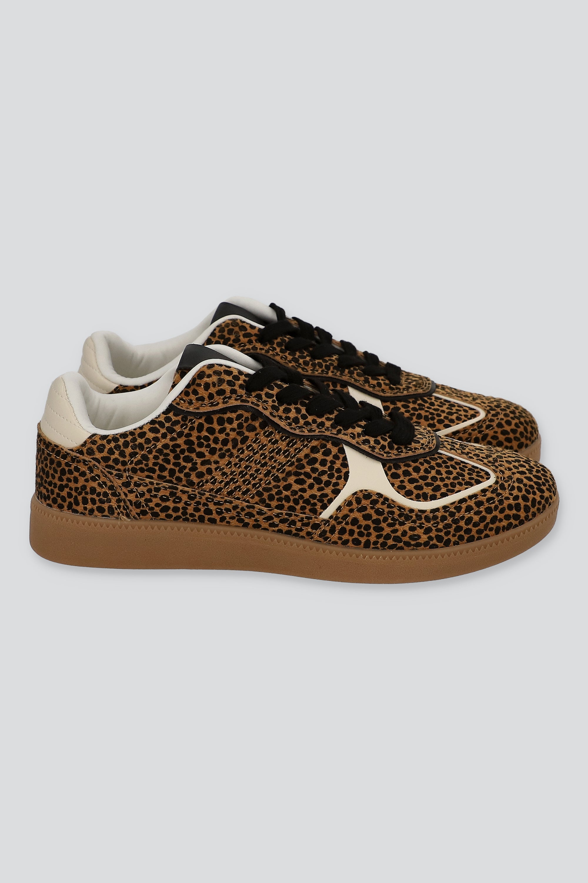 Tenis texturas cortes contrastes materiales CAFE
