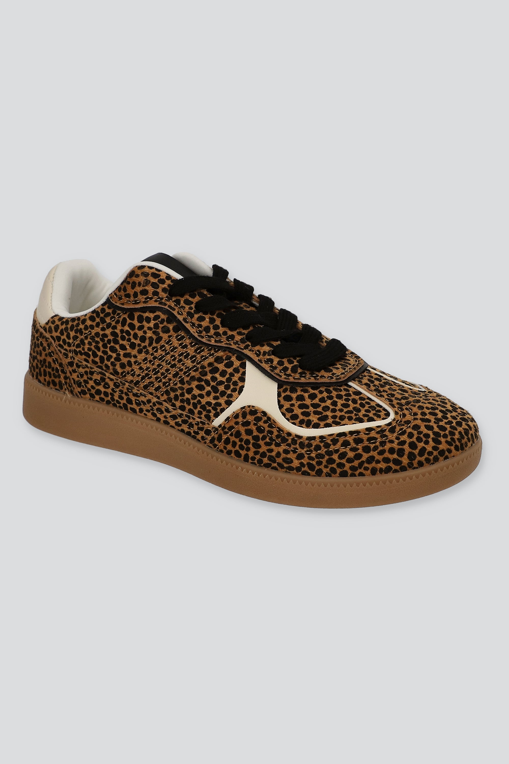 Tenis texturas cortes contrastes materiales CAFE