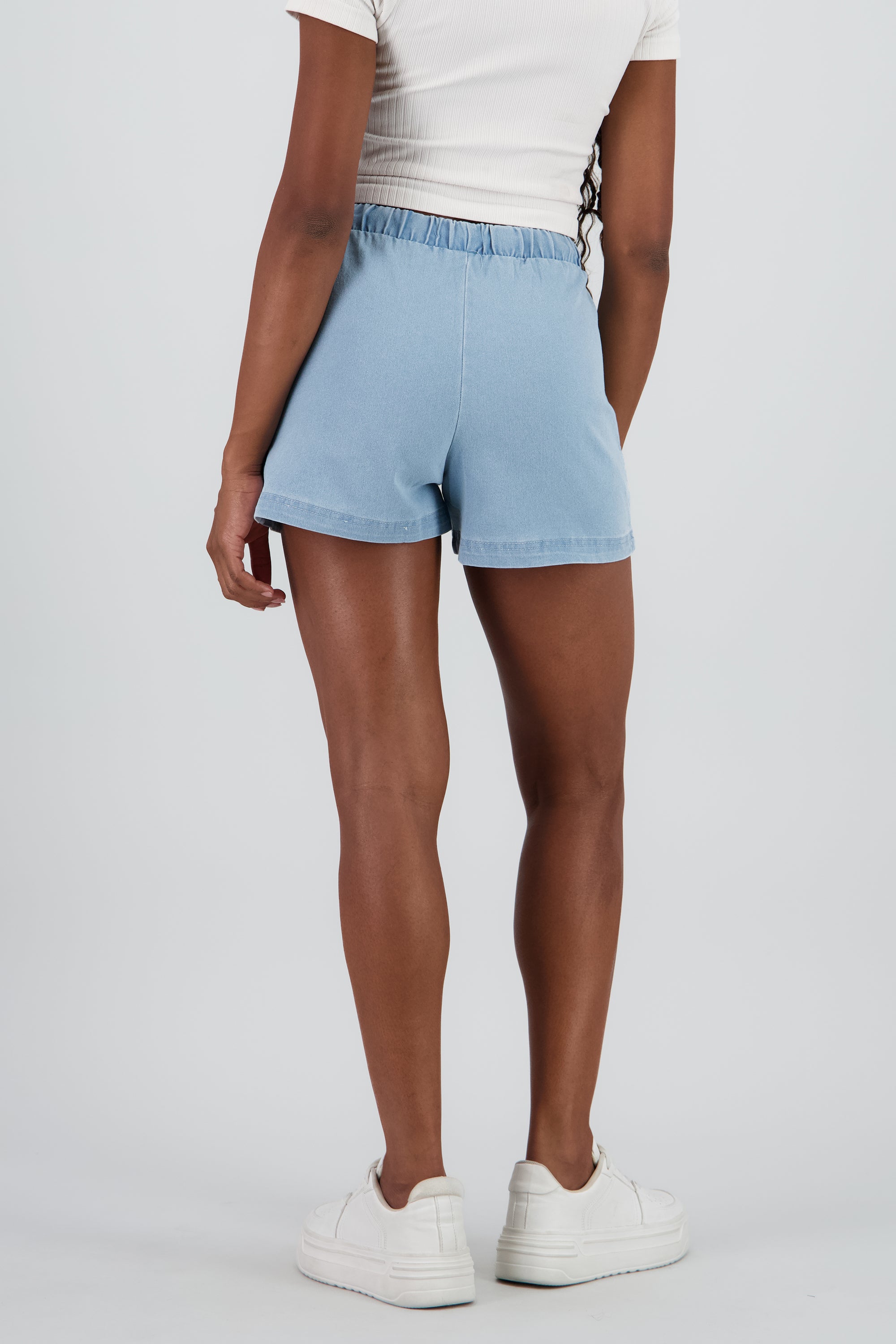 Shorts mini de denim con bolsas liso LIGHT WASH