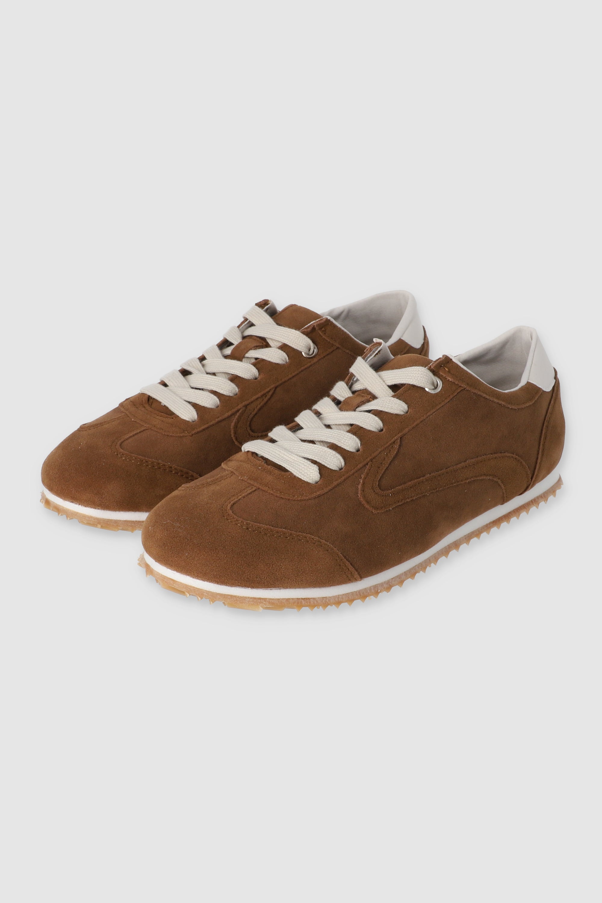 Tenis casual redondeado suede CAMELLO