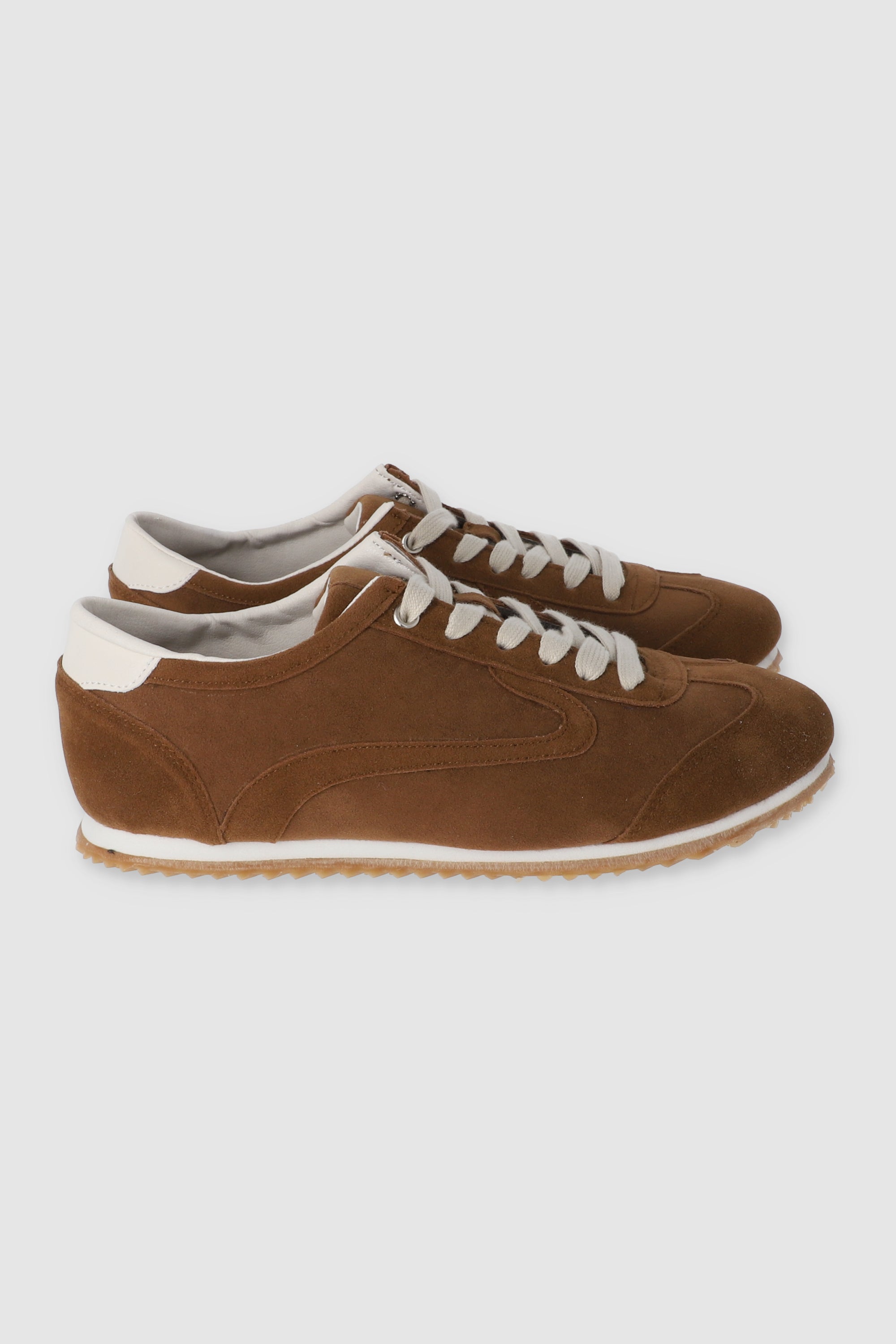 Tenis casual redondeado suede CAMELLO