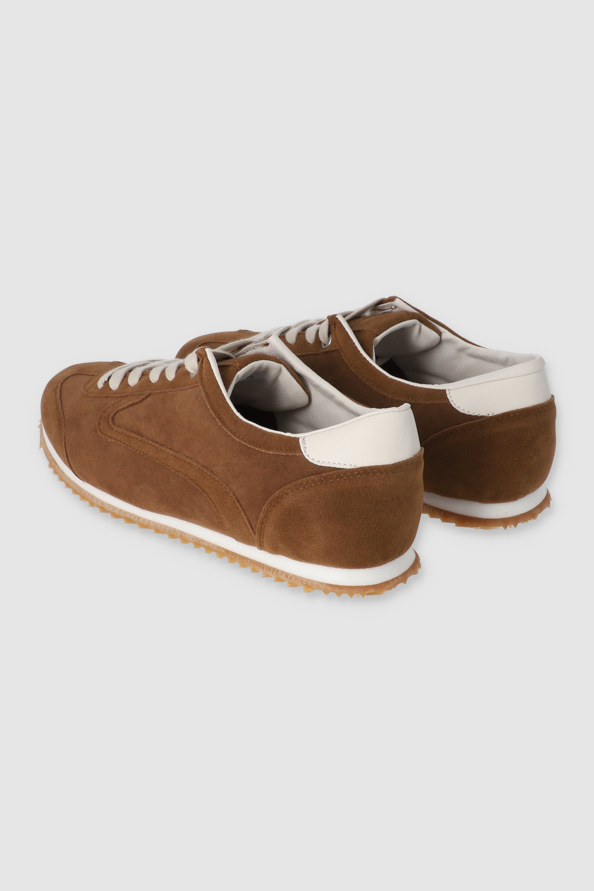 Tenis casual redondeado suede CAMELLO