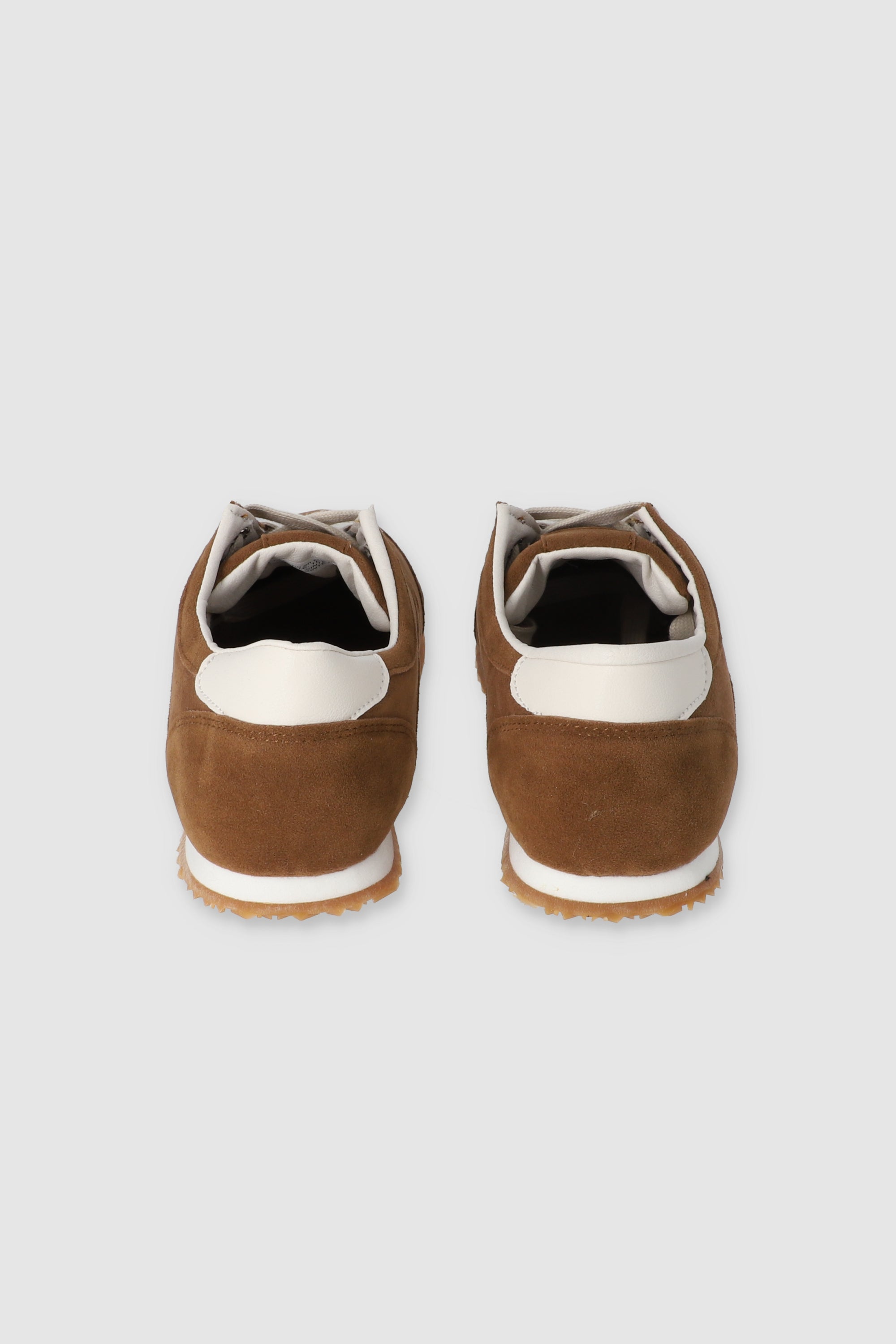 Tenis casual redondeado suede CAMELLO