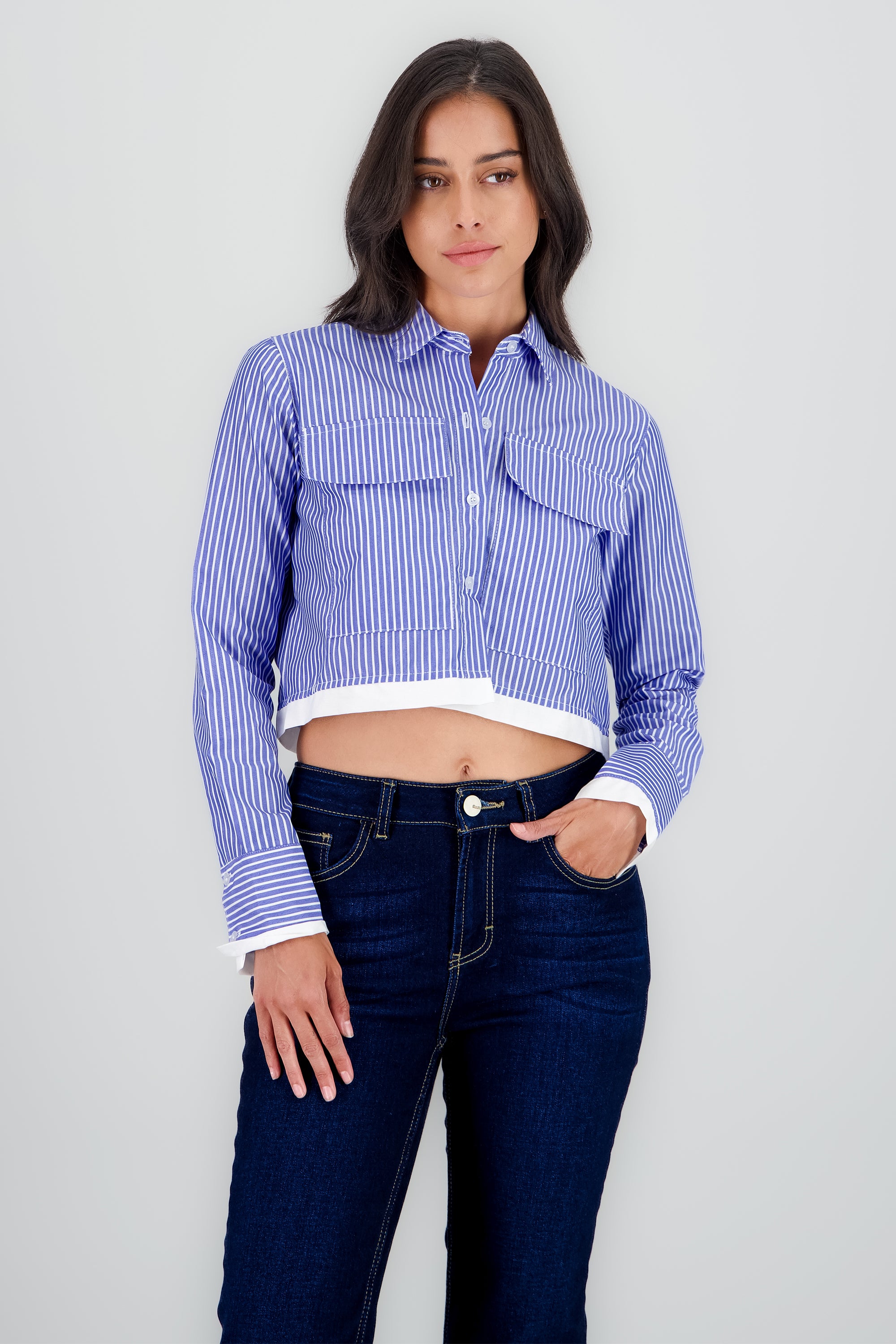 Camisa crop detalle bolsas contraste dobladillo AZUL COMBO