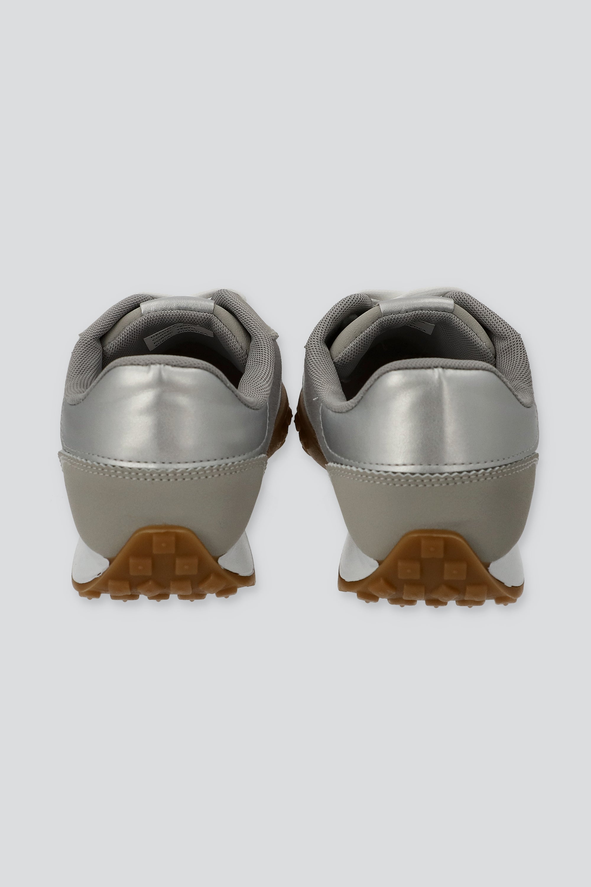 Tenis casual lineas impermeable GRIS