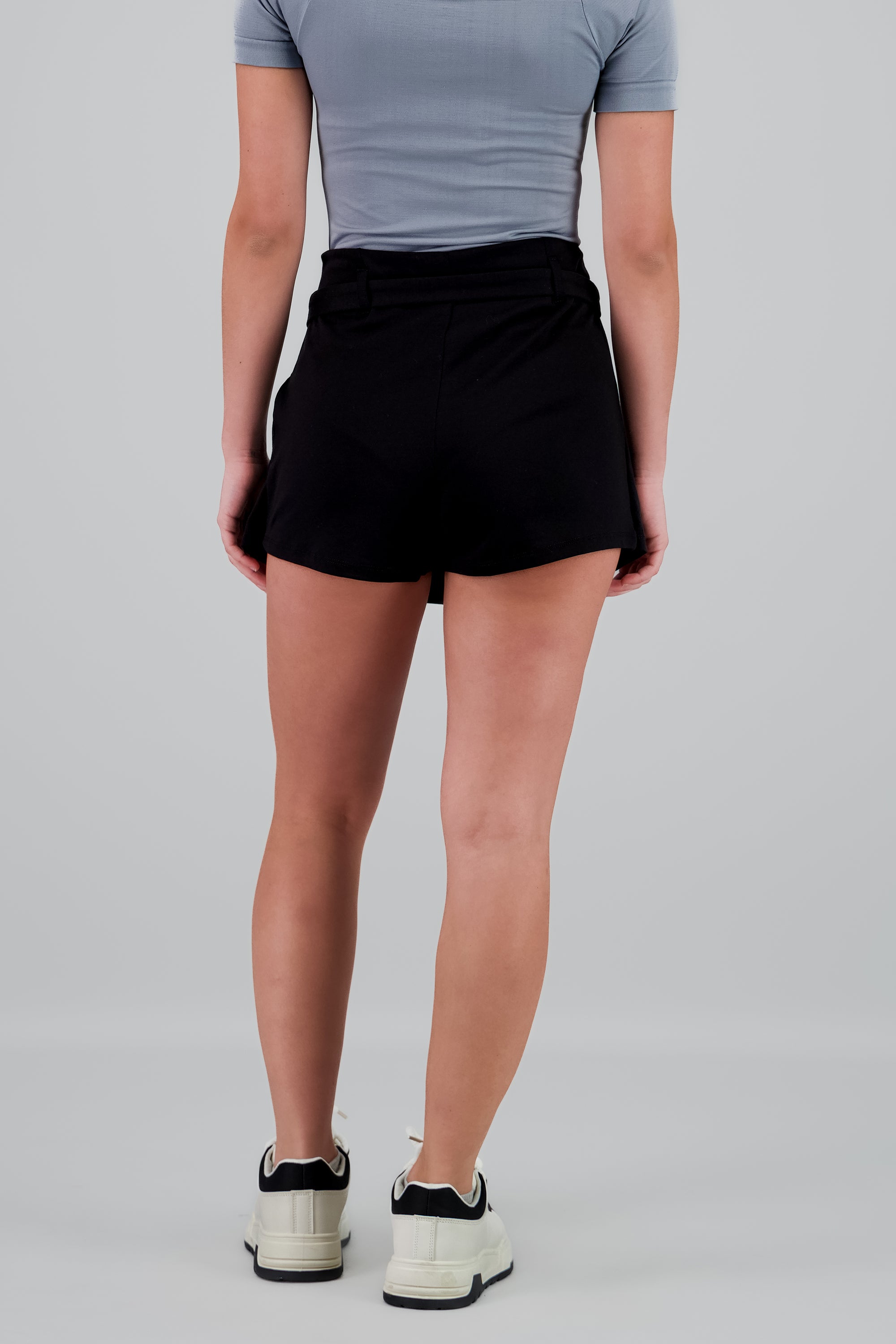 Falda short con cinturón NEGRO