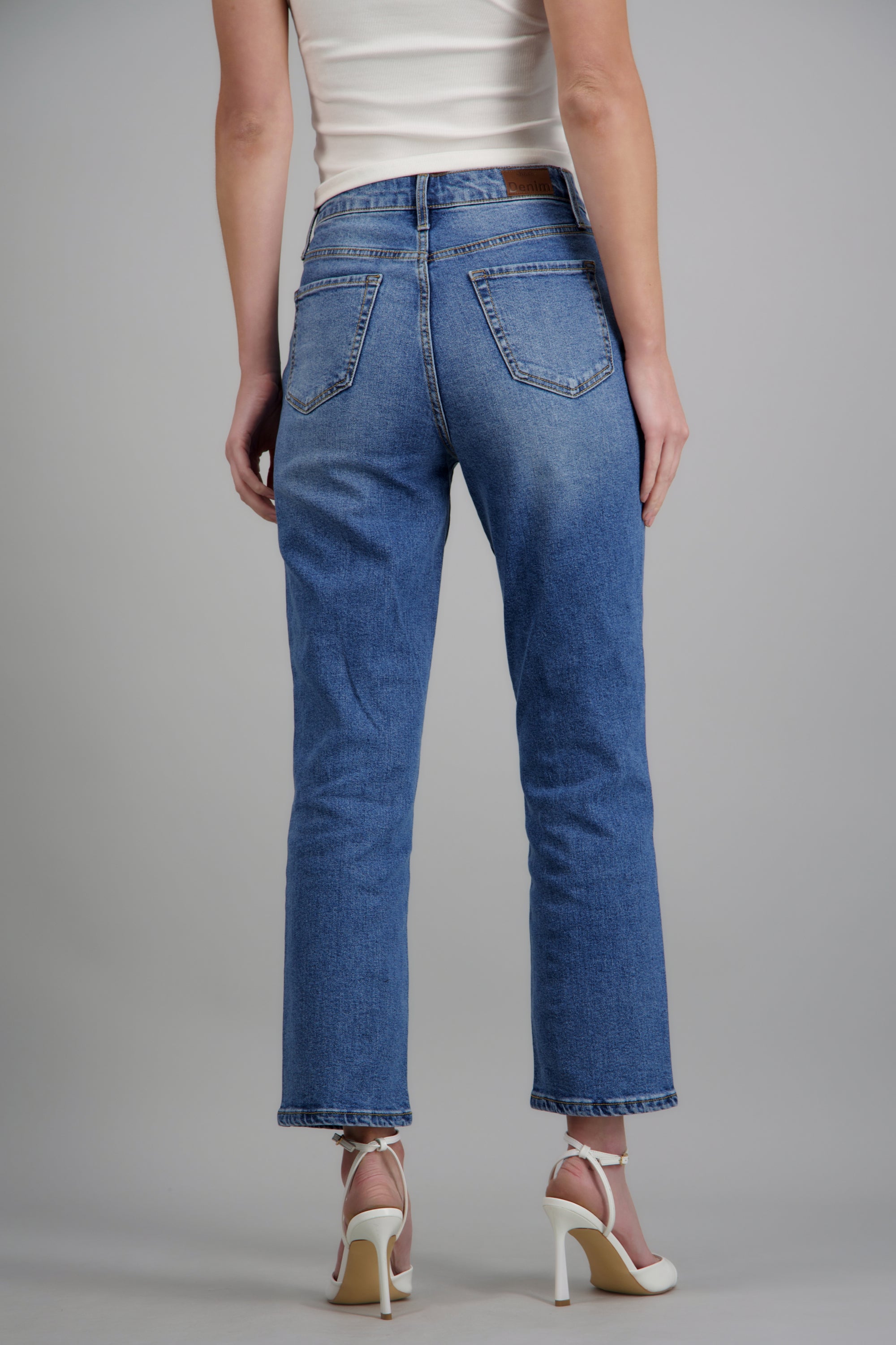 MEDIUM WASH